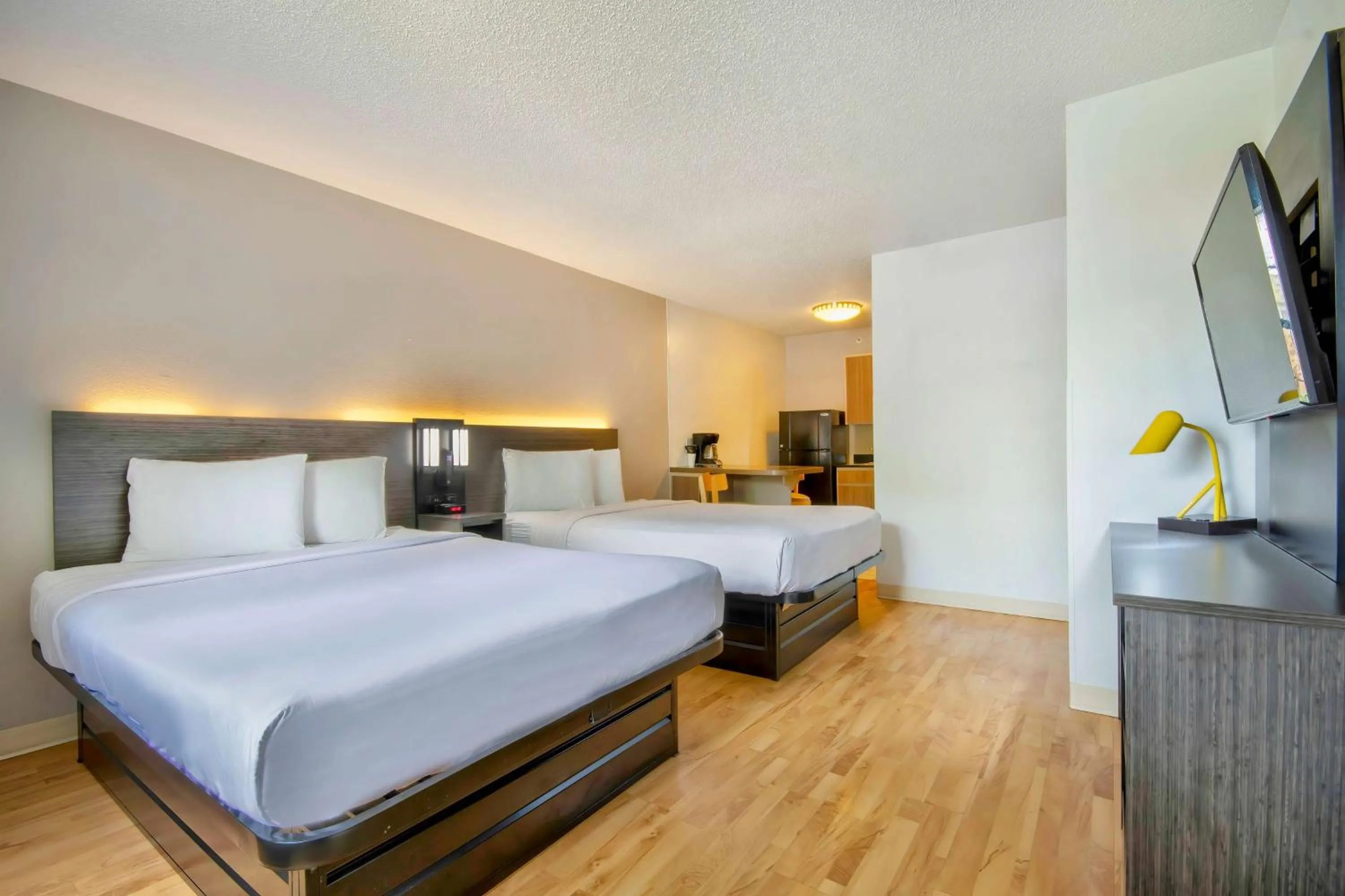 Photo of the whole room, Bed in Studio 6-San Antonio, TX - Medical Center