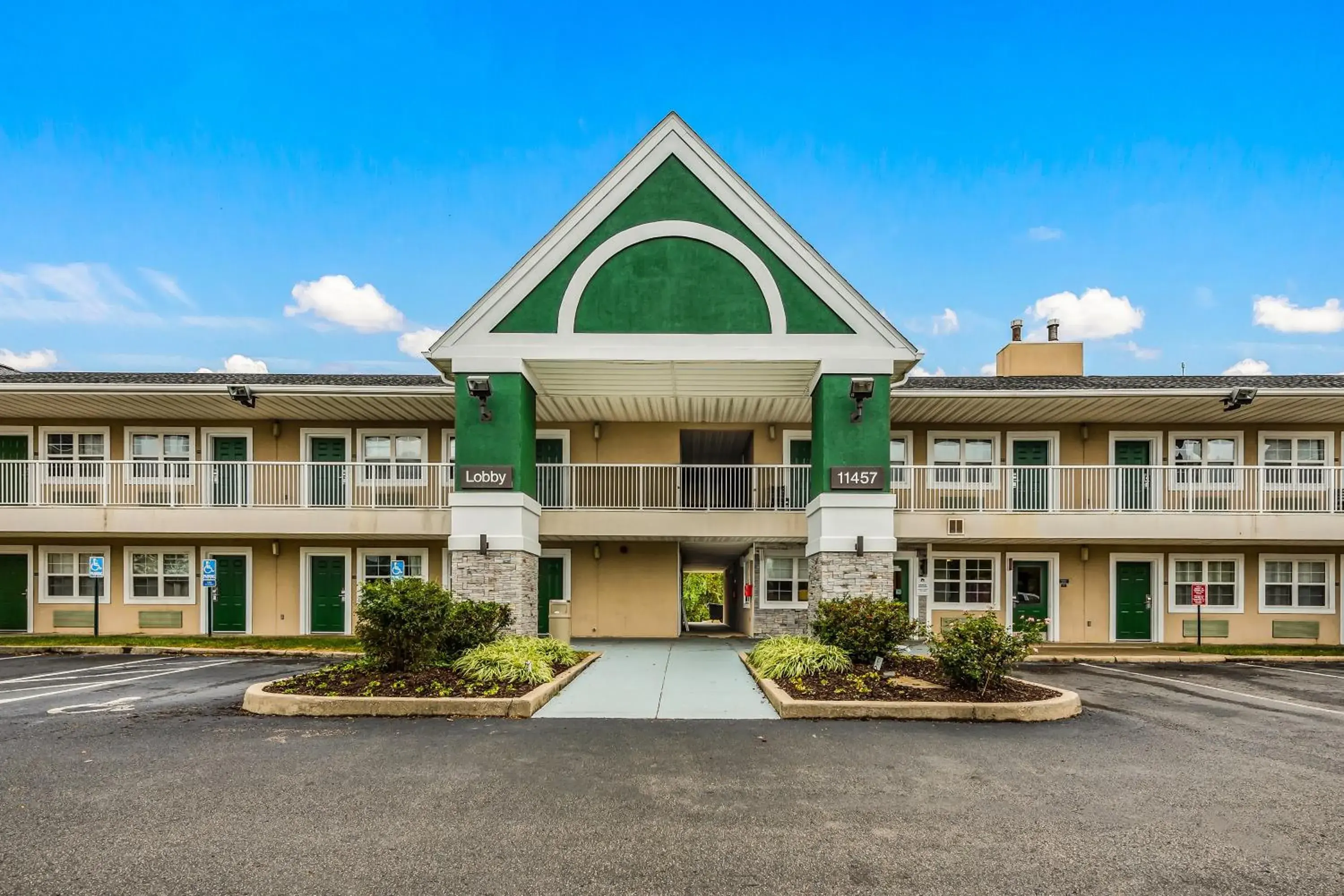Property building in HomeTowne by Red Roof Studios Cincinnati - Sharonville Property building in HomeTowne by Red Roof Studios Cincinnati - Sharonville