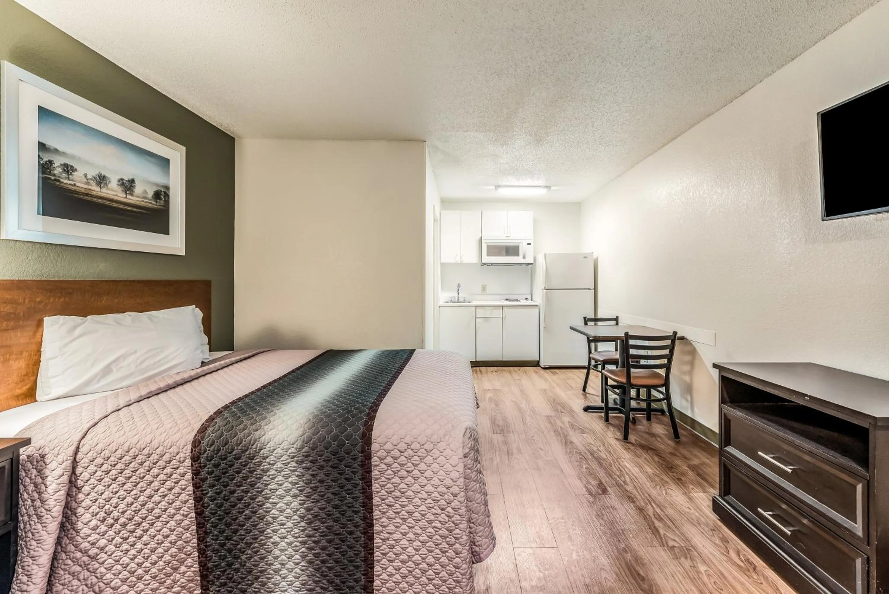 Photo of the whole room in HomeTowne by Red Roof Studios Cincinnati - Sharonville