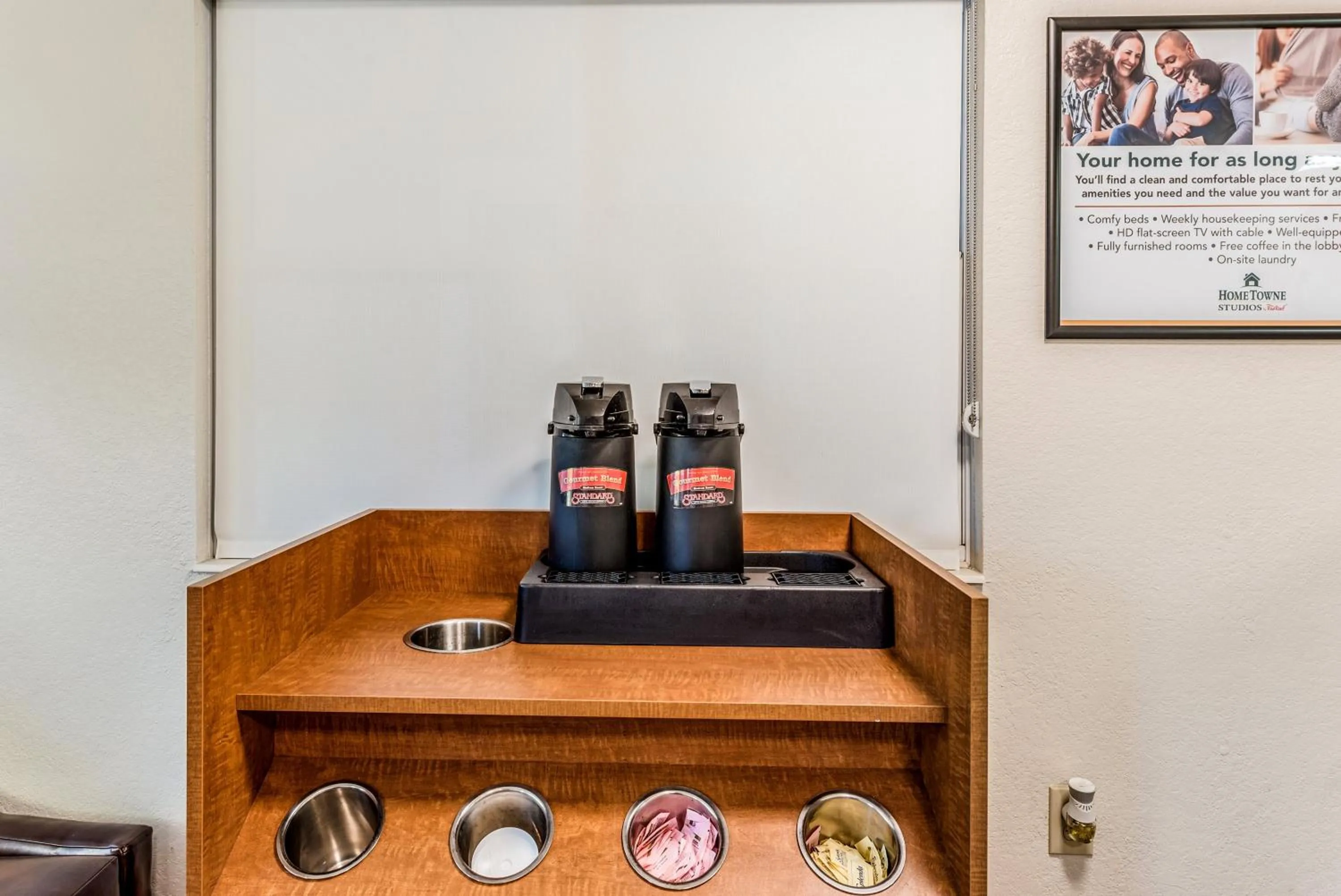 Lobby or reception in HomeTowne by Red Roof Studios Cincinnati - Sharonville