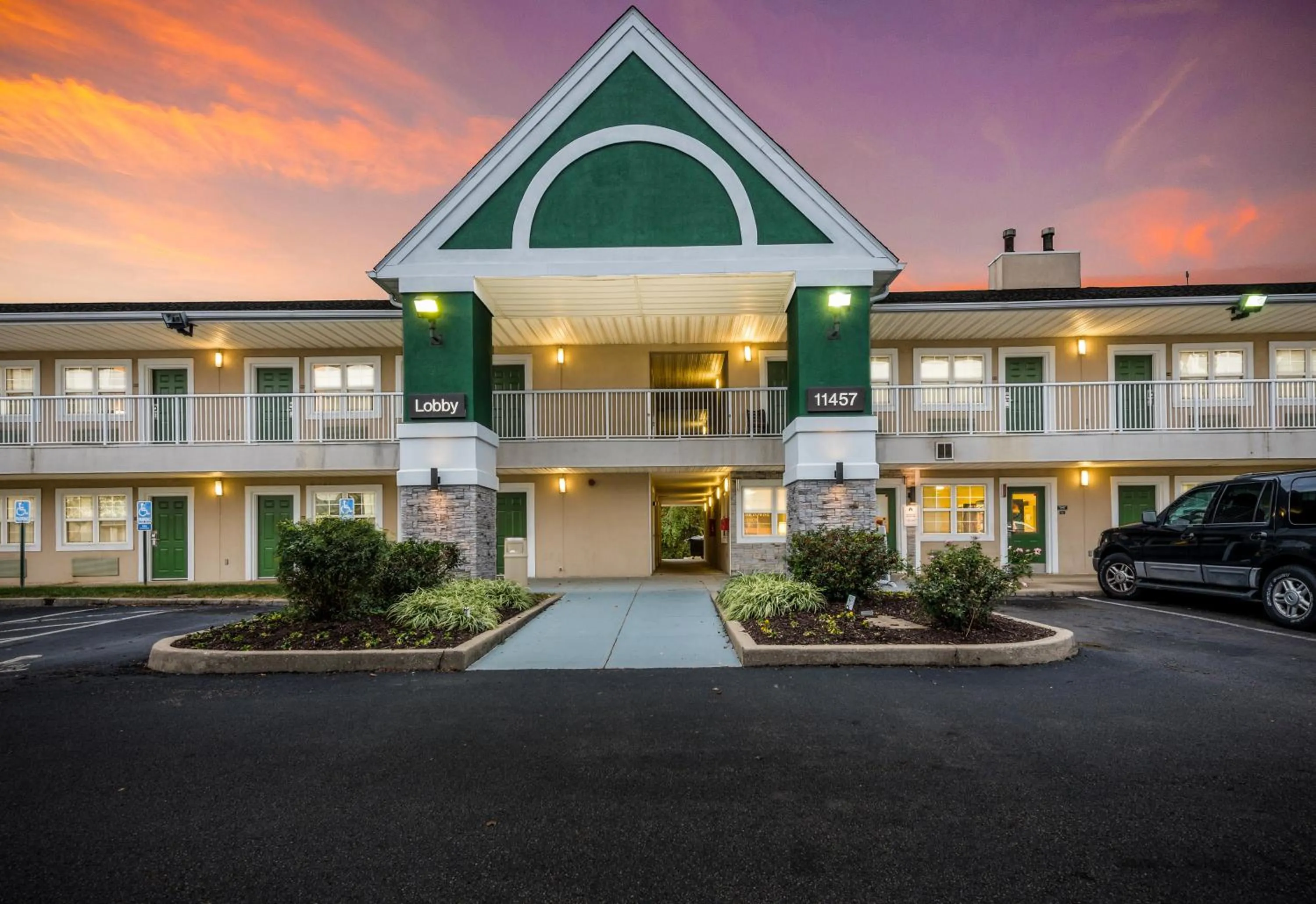 Property building in HomeTowne by Red Roof Studios Cincinnati - Sharonville