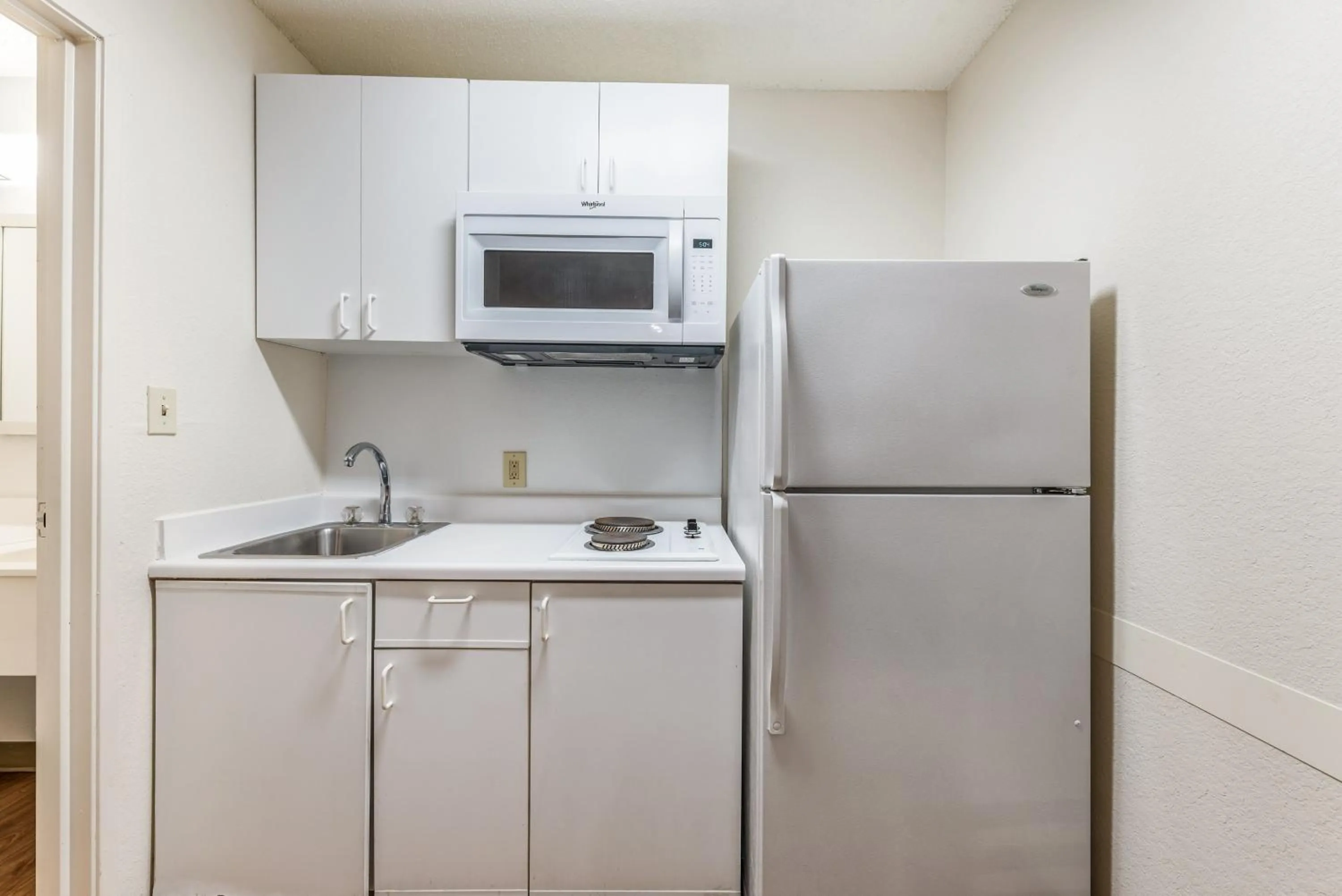 Kitchen or kitchenette in HomeTowne by Red Roof Studios Cincinnati - Sharonville