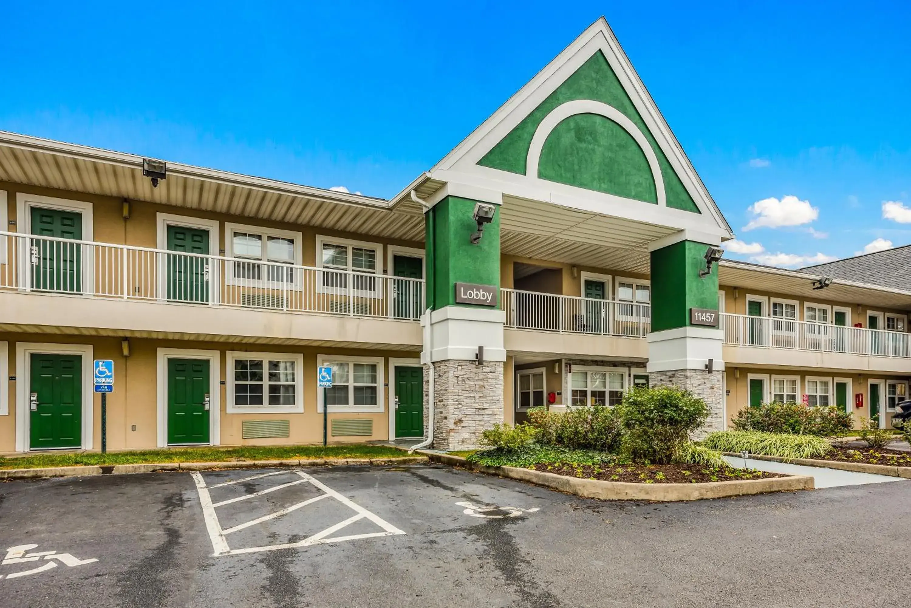 Property building in HomeTowne by Red Roof Studios Cincinnati - Sharonville Property building in HomeTowne by Red Roof Studios Cincinnati - Sharonville