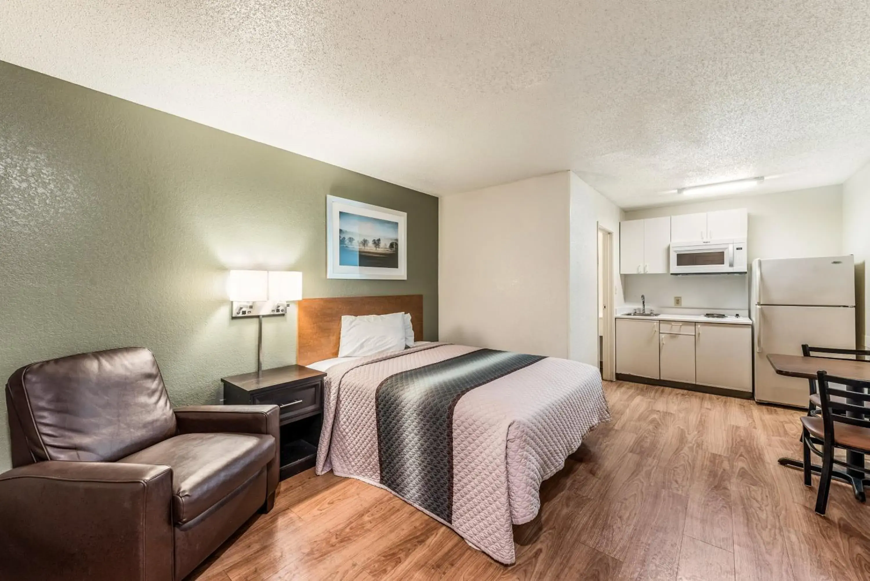 Photo of the whole room in HomeTowne by Red Roof Studios Cincinnati - Sharonville Photo of the whole room in HomeTowne by Red Roof Studios Cincinnati - Sharonville