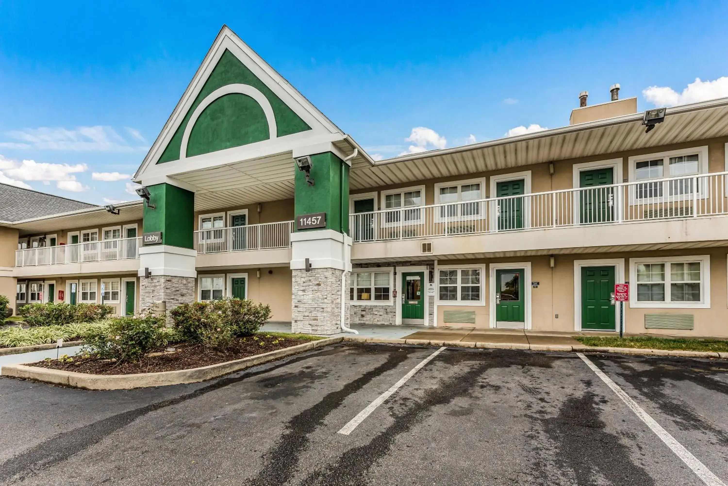 Property building in HomeTowne by Red Roof Studios Cincinnati - Sharonville Property building in HomeTowne by Red Roof Studios Cincinnati - Sharonville