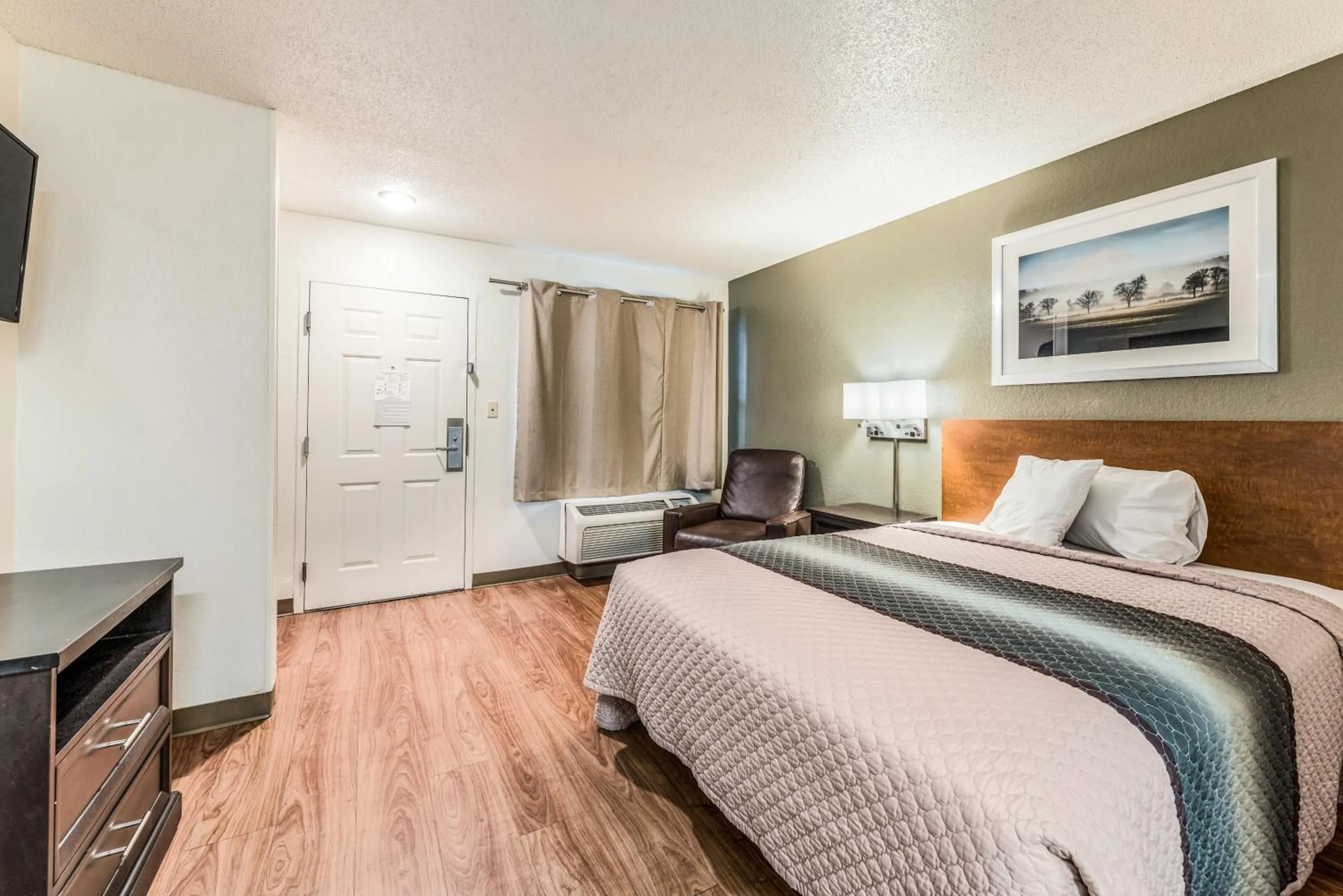 Photo of the whole room in HomeTowne by Red Roof Studios Cincinnati - Sharonville