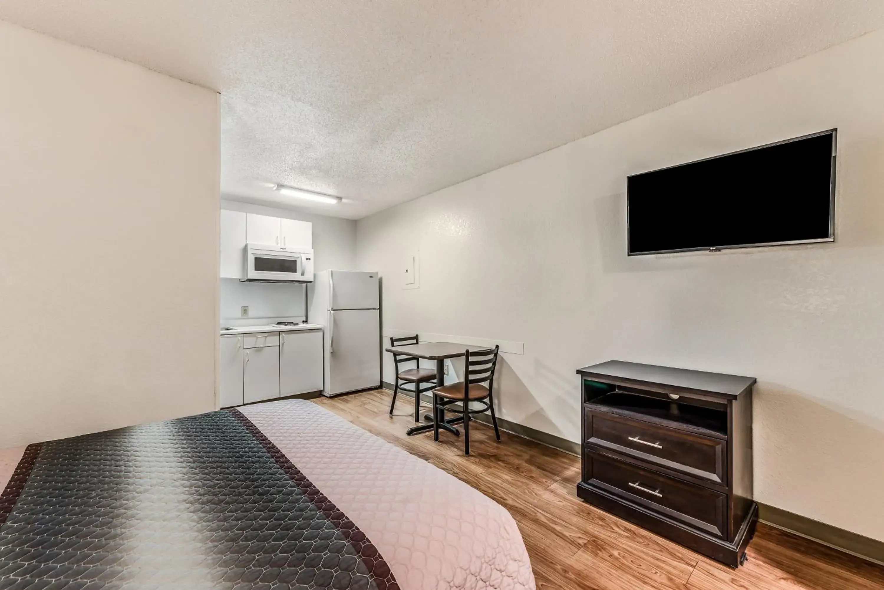 Photo of the whole room in HomeTowne by Red Roof Studios Cincinnati - Sharonville Photo of the whole room in HomeTowne by Red Roof Studios Cincinnati - Sharonville
