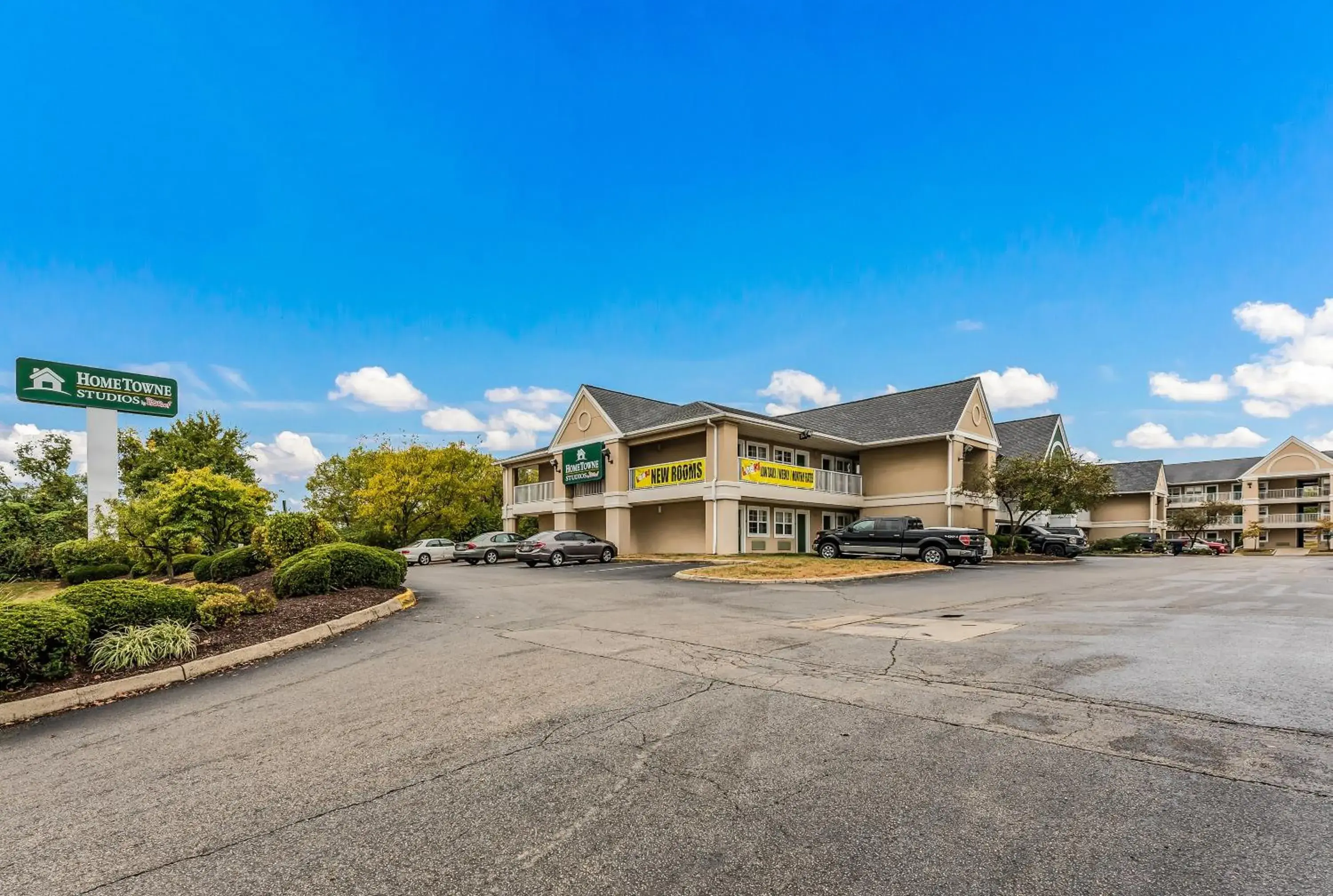 Property building in HomeTowne by Red Roof Studios Cincinnati - Sharonville Property building in HomeTowne by Red Roof Studios Cincinnati - Sharonville