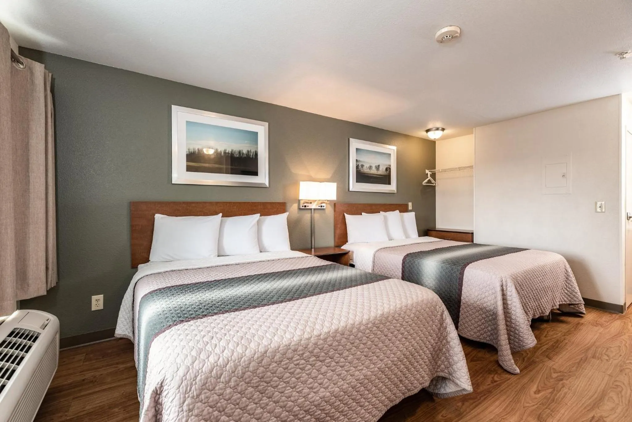 Photo of the whole room in HomeTowne by Red Roof Studios Cincinnati - Sharonville