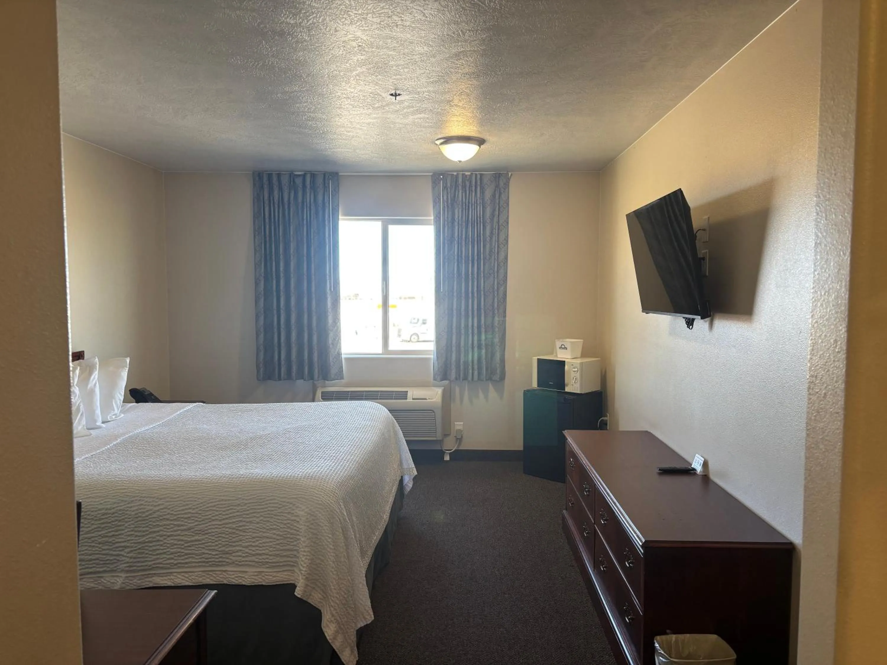 Bedroom, Bed in Days Inn by Wyndham Beaver