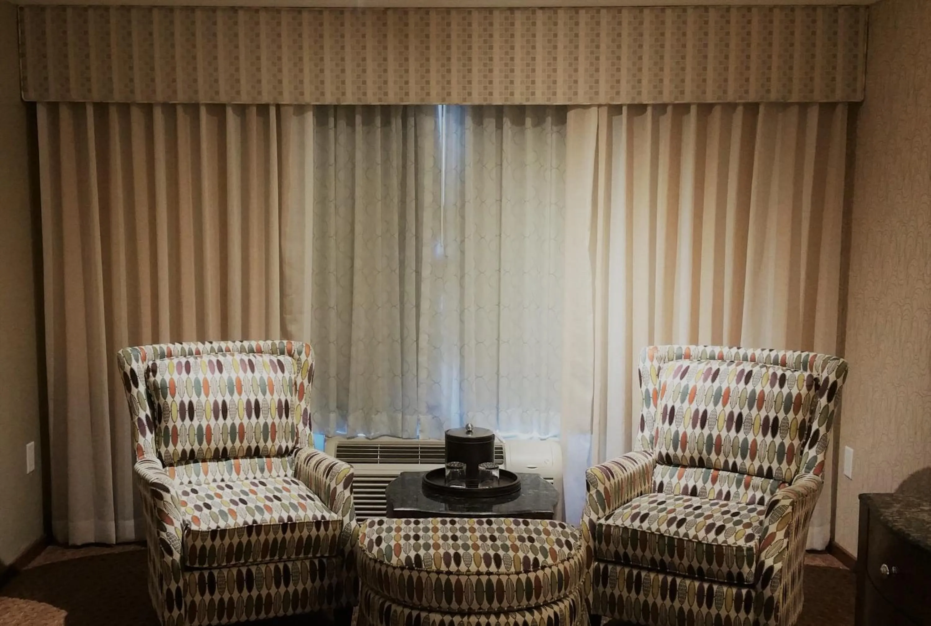 Seating area in Town & Country Inn and Suites