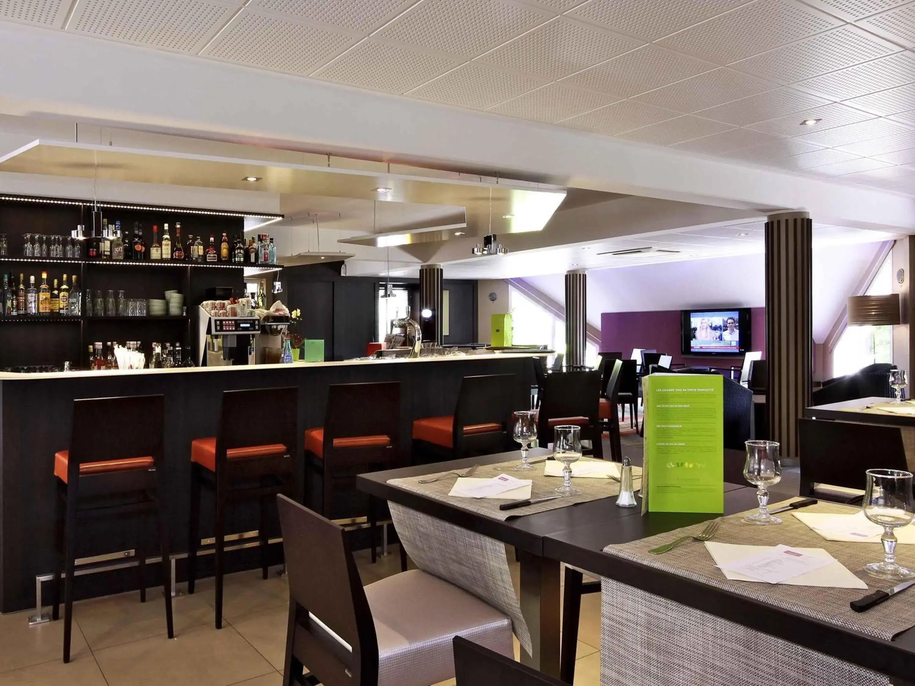 Lounge or bar in Mercure Hexagone Luxeuil Lounge or bar in Mercure Hexagone Luxeuil