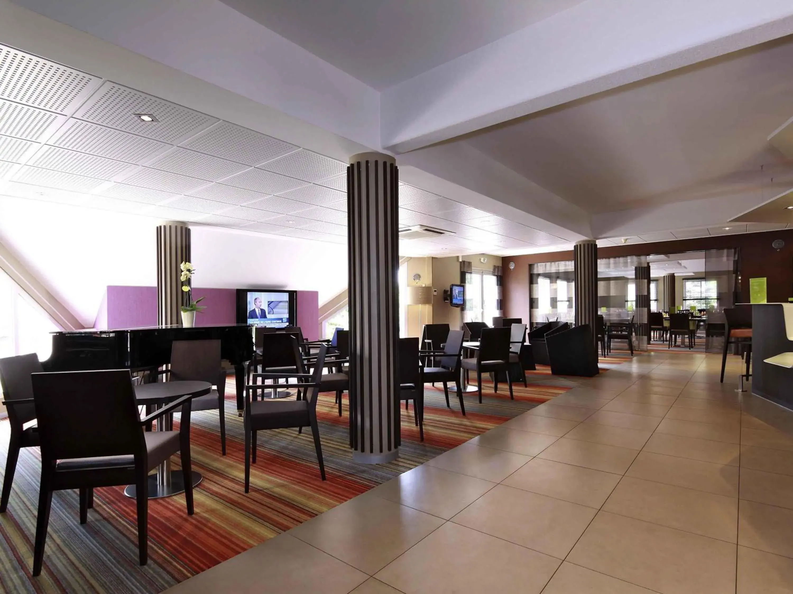Lounge or bar in Mercure Hexagone Luxeuil Lounge or bar in Mercure Hexagone Luxeuil