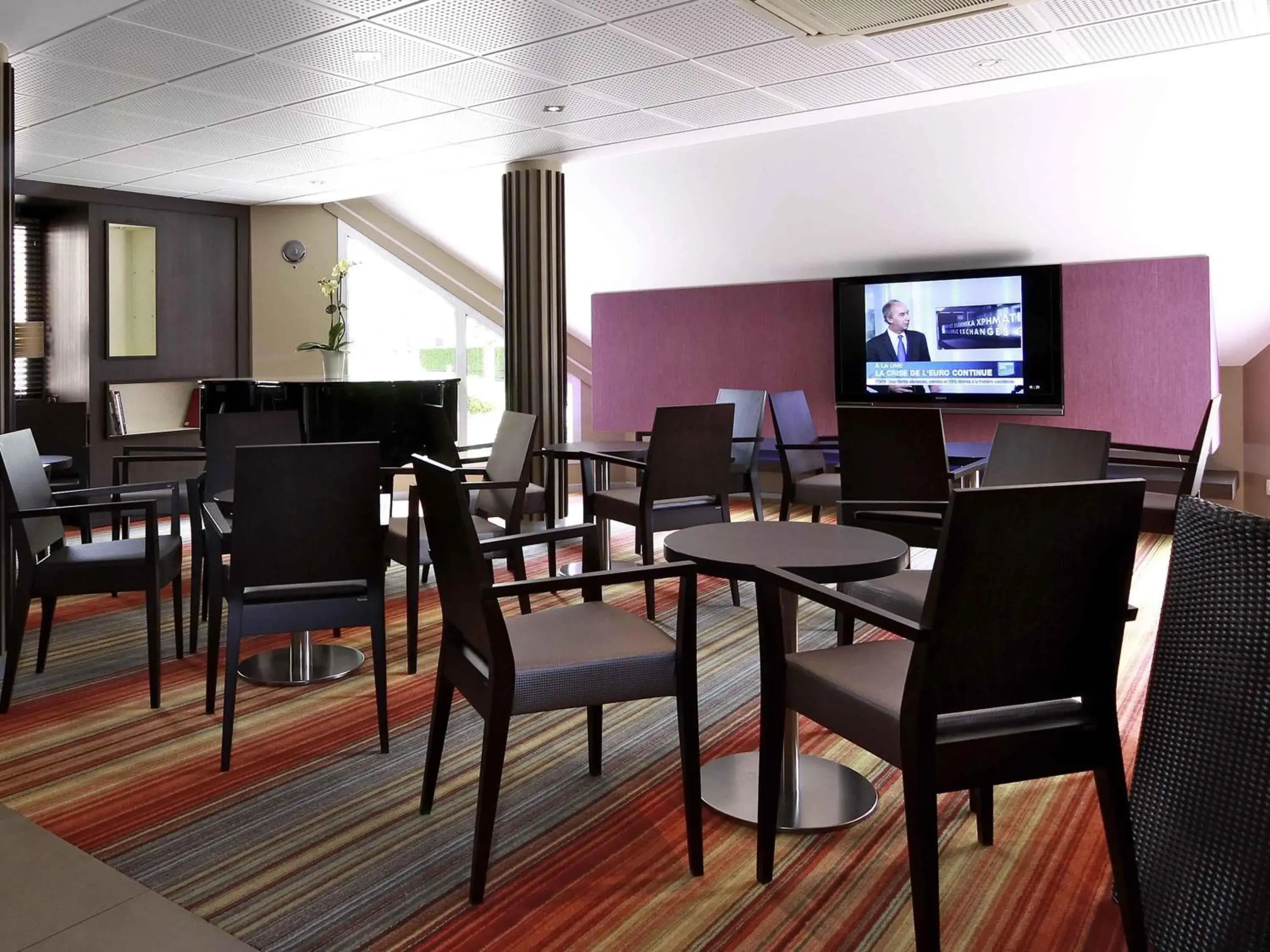 Lounge or bar in Mercure Hexagone Luxeuil Lounge or bar in Mercure Hexagone Luxeuil