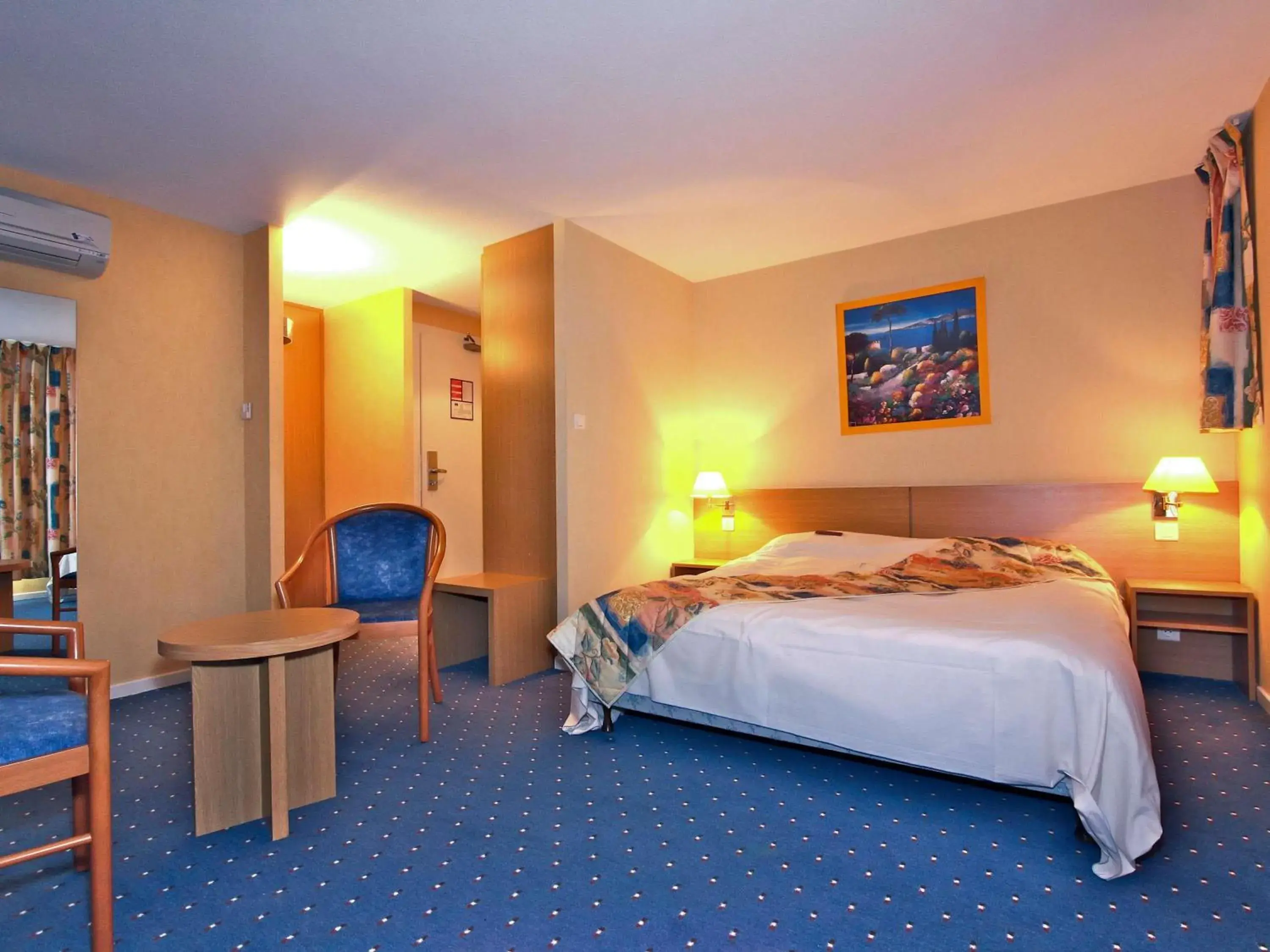 Bedroom, Bed in Mercure Hexagone Luxeuil Bedroom, Bed in Mercure Hexagone Luxeuil