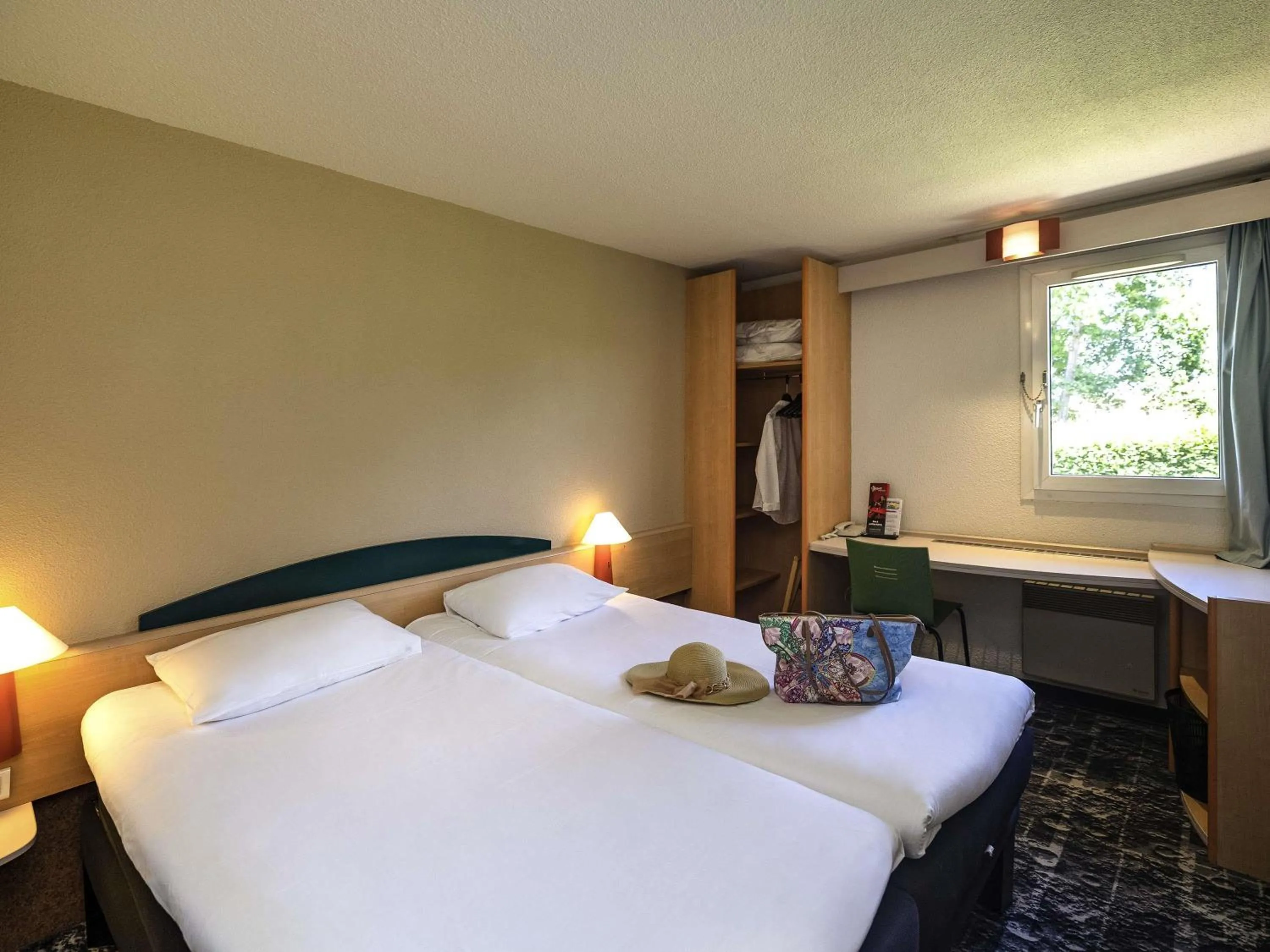 Bedroom, Bed in Hotel ibis Autun