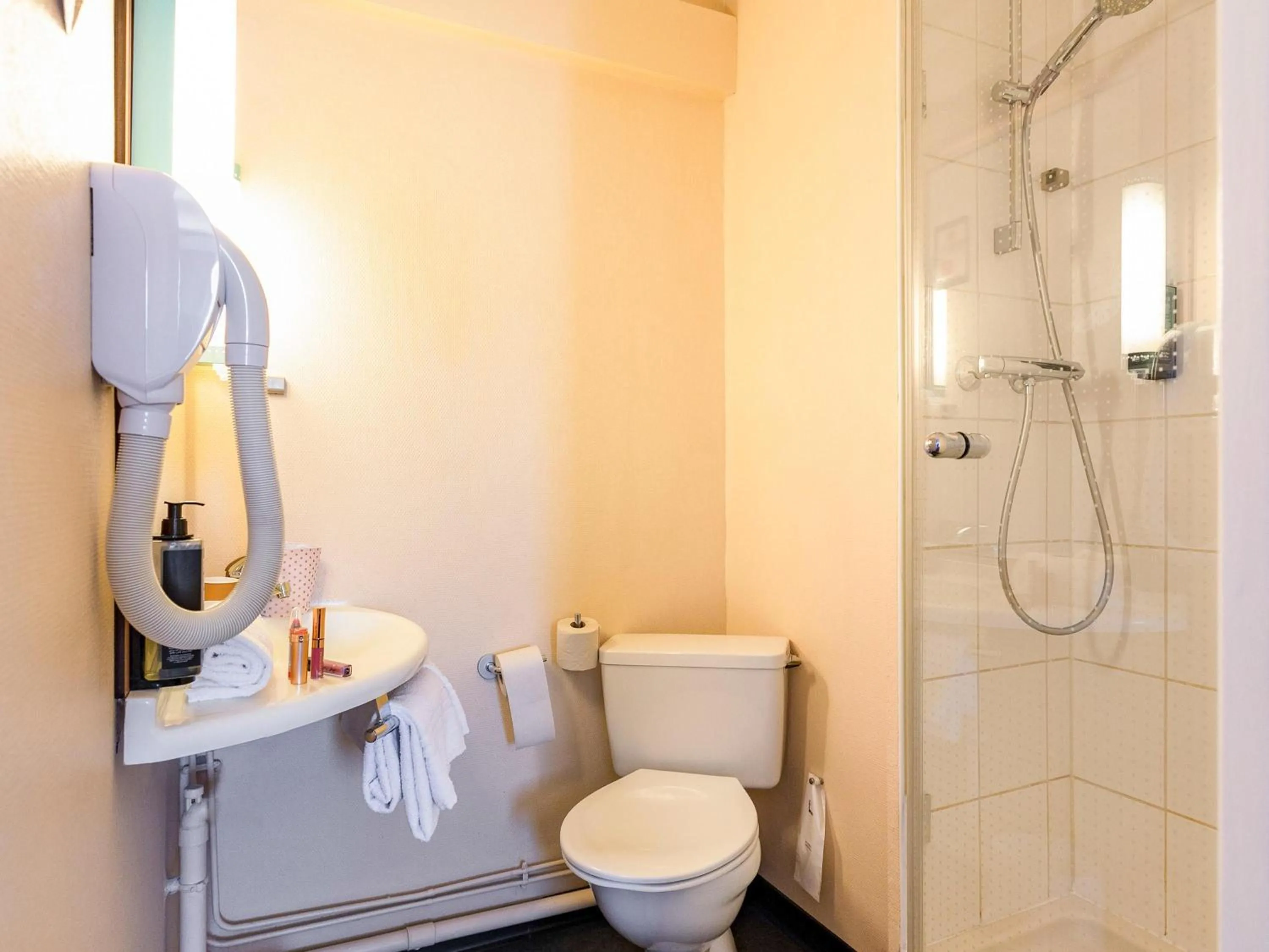 Bedroom in Hotel ibis Autun