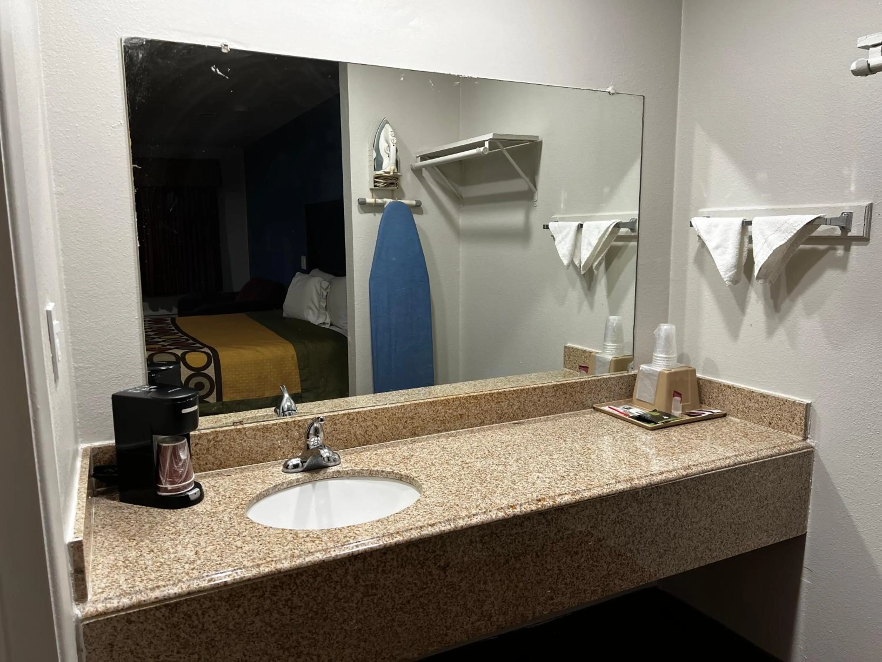 Coffee/tea facilities in Economy Inn Ashdown