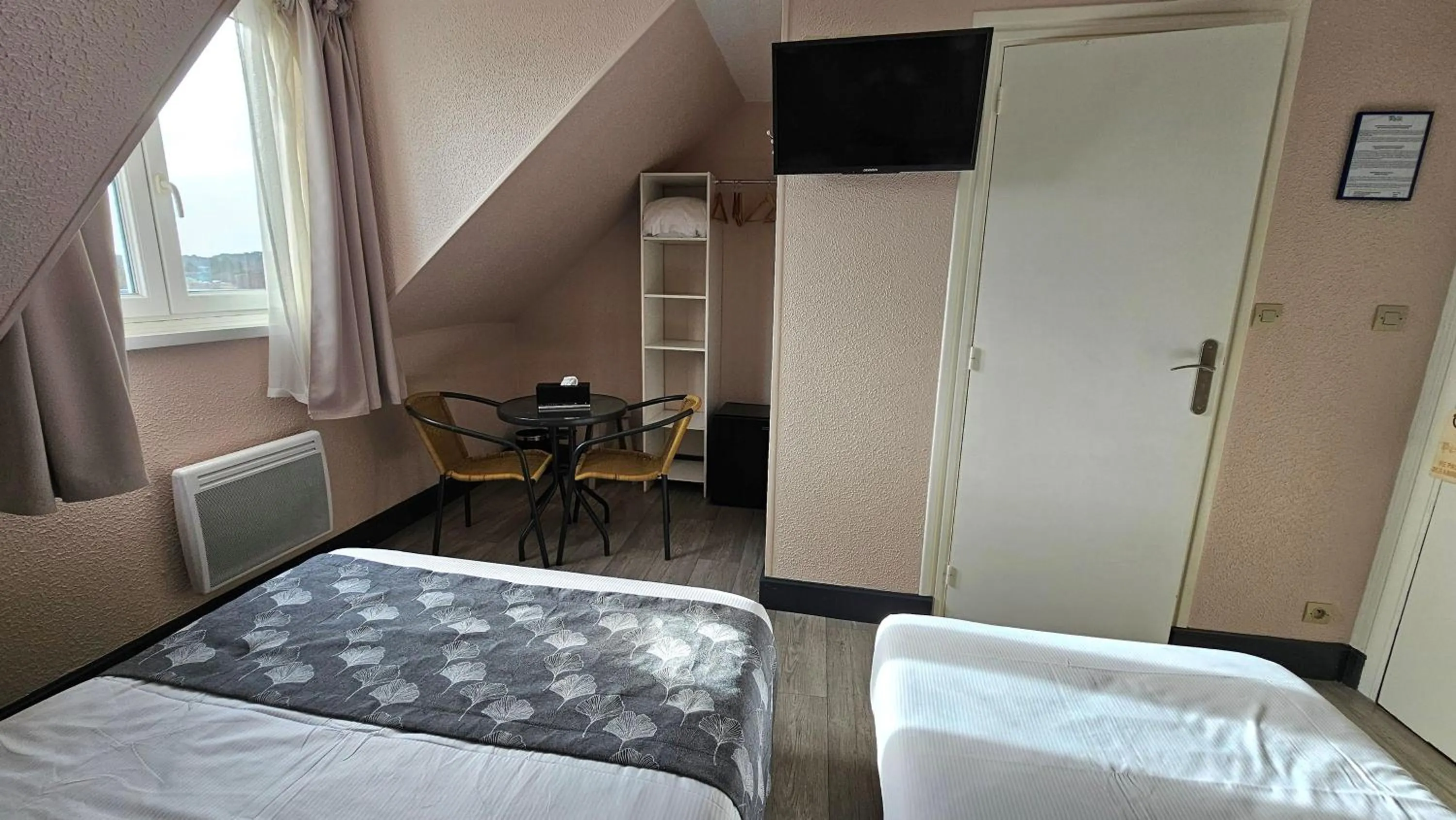 Photo of the whole room, Bed in Escal Hôtel