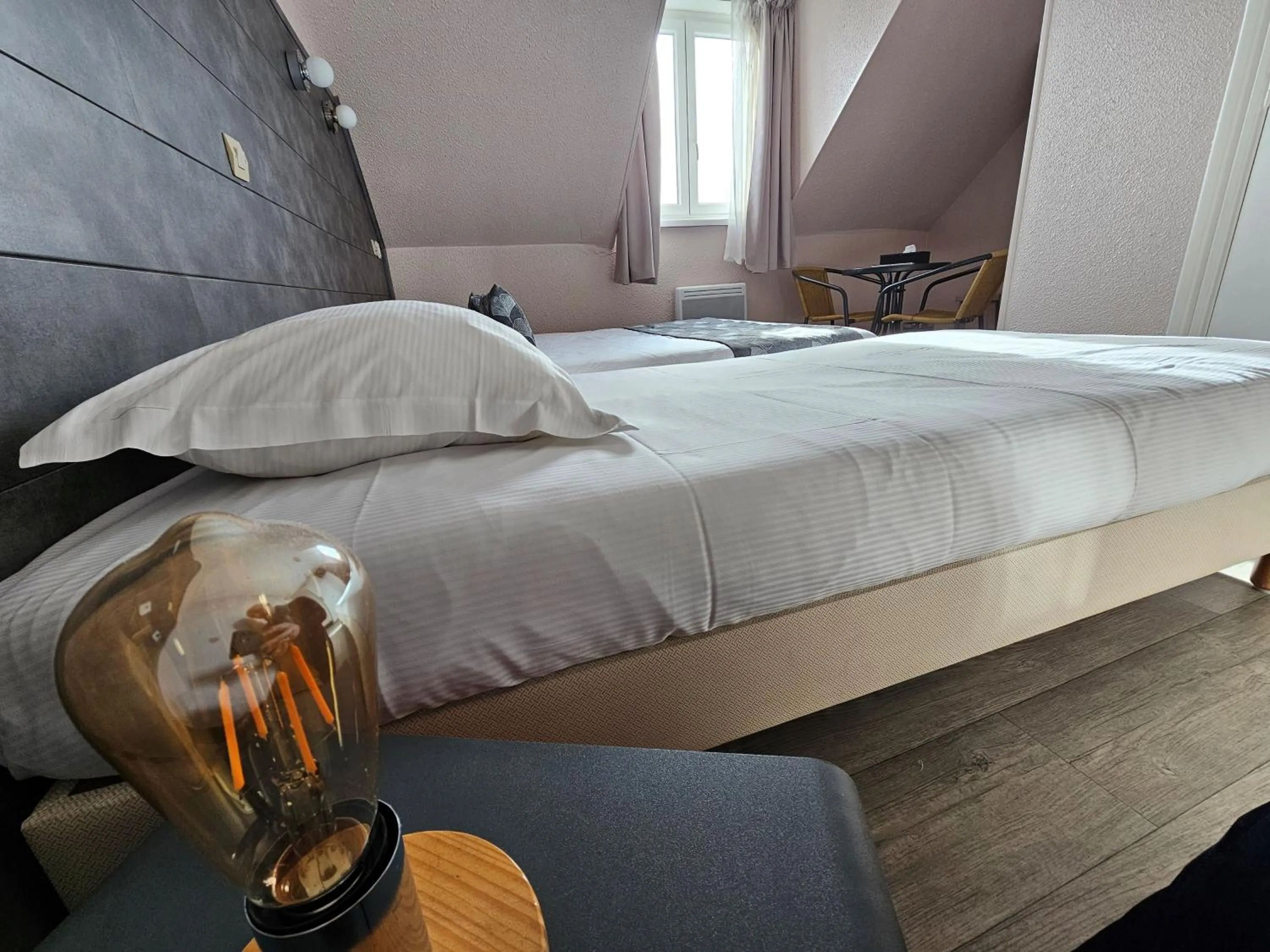 Photo of the whole room, Bed in Escal Hôtel