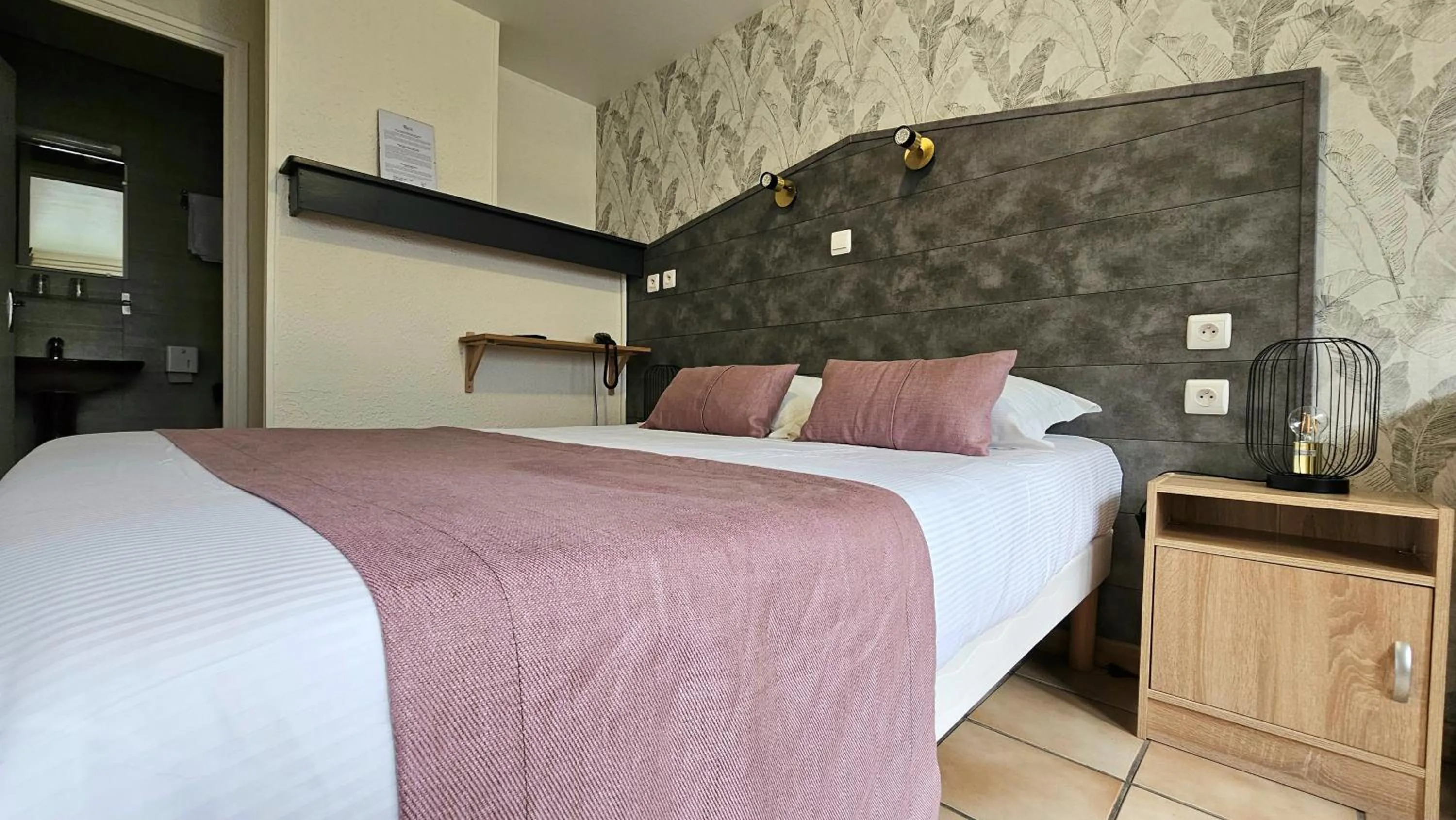 Photo of the whole room, Bed in Escal Hôtel