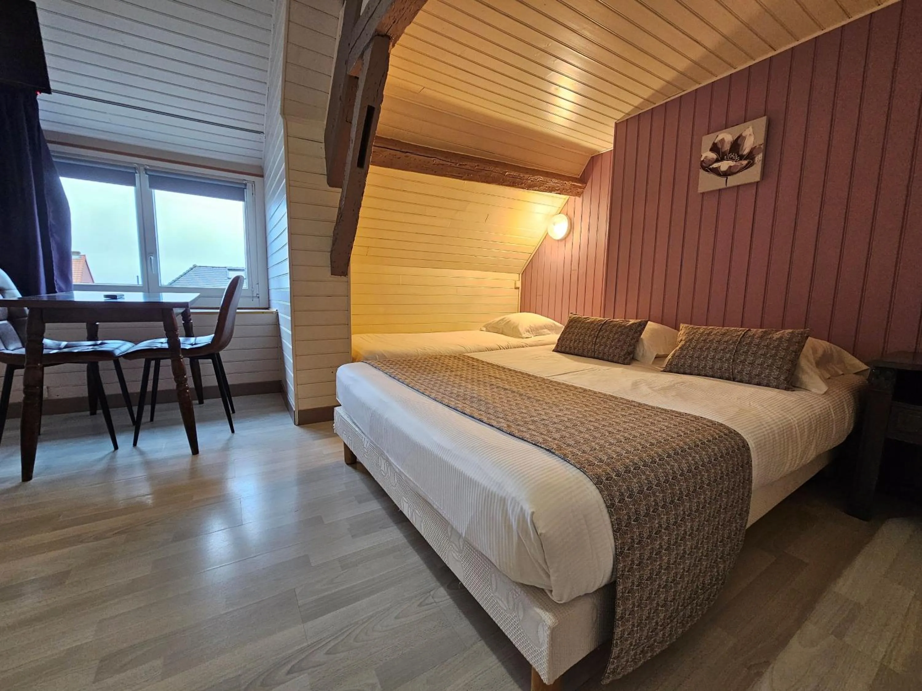 Photo of the whole room, Bed in Escal Hôtel