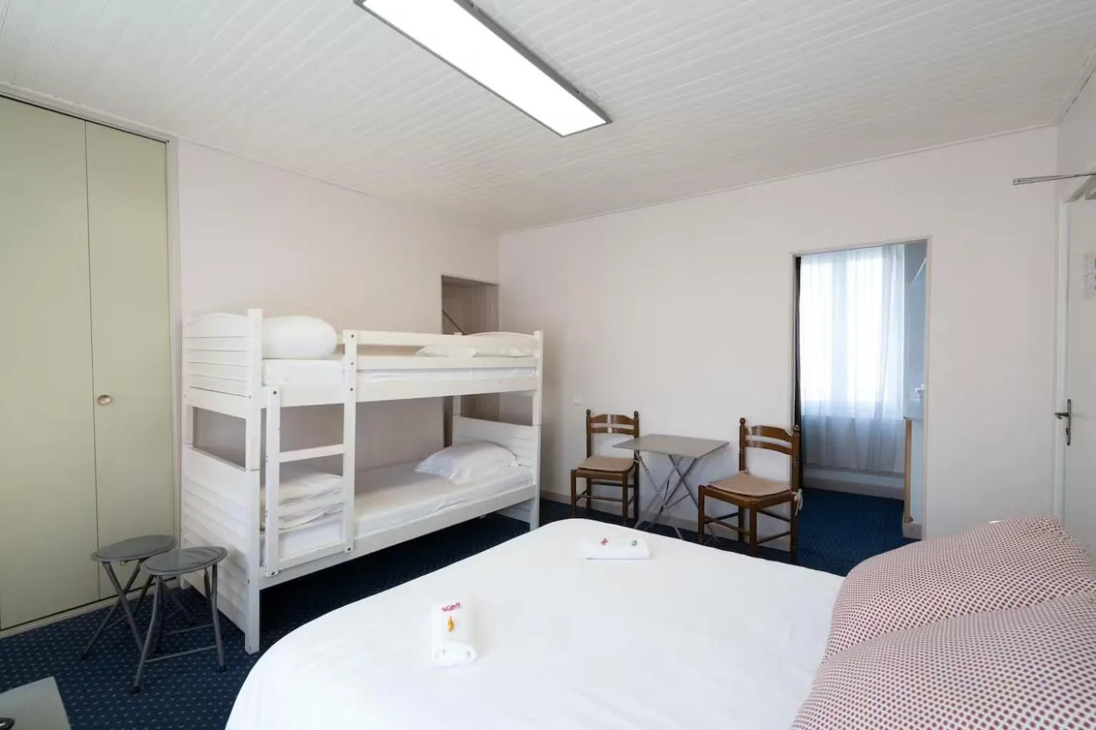 Photo of the whole room, Bed in Escal Hôtel