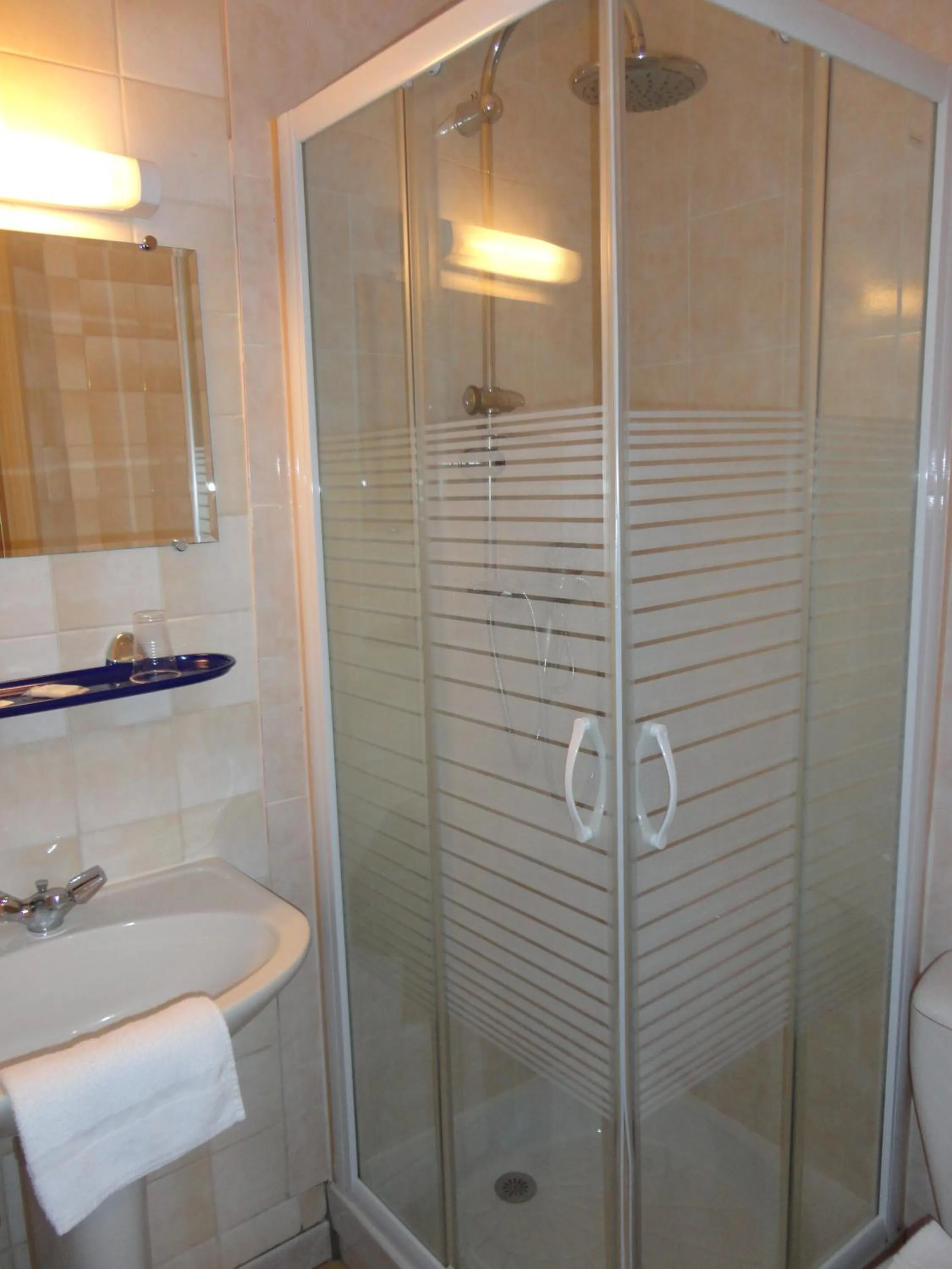 Bathroom in Escal Hôtel