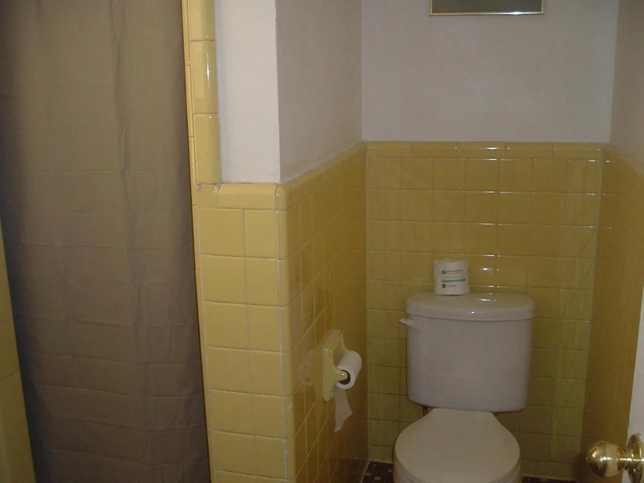 Bathroom in Fels Three Crown Motel