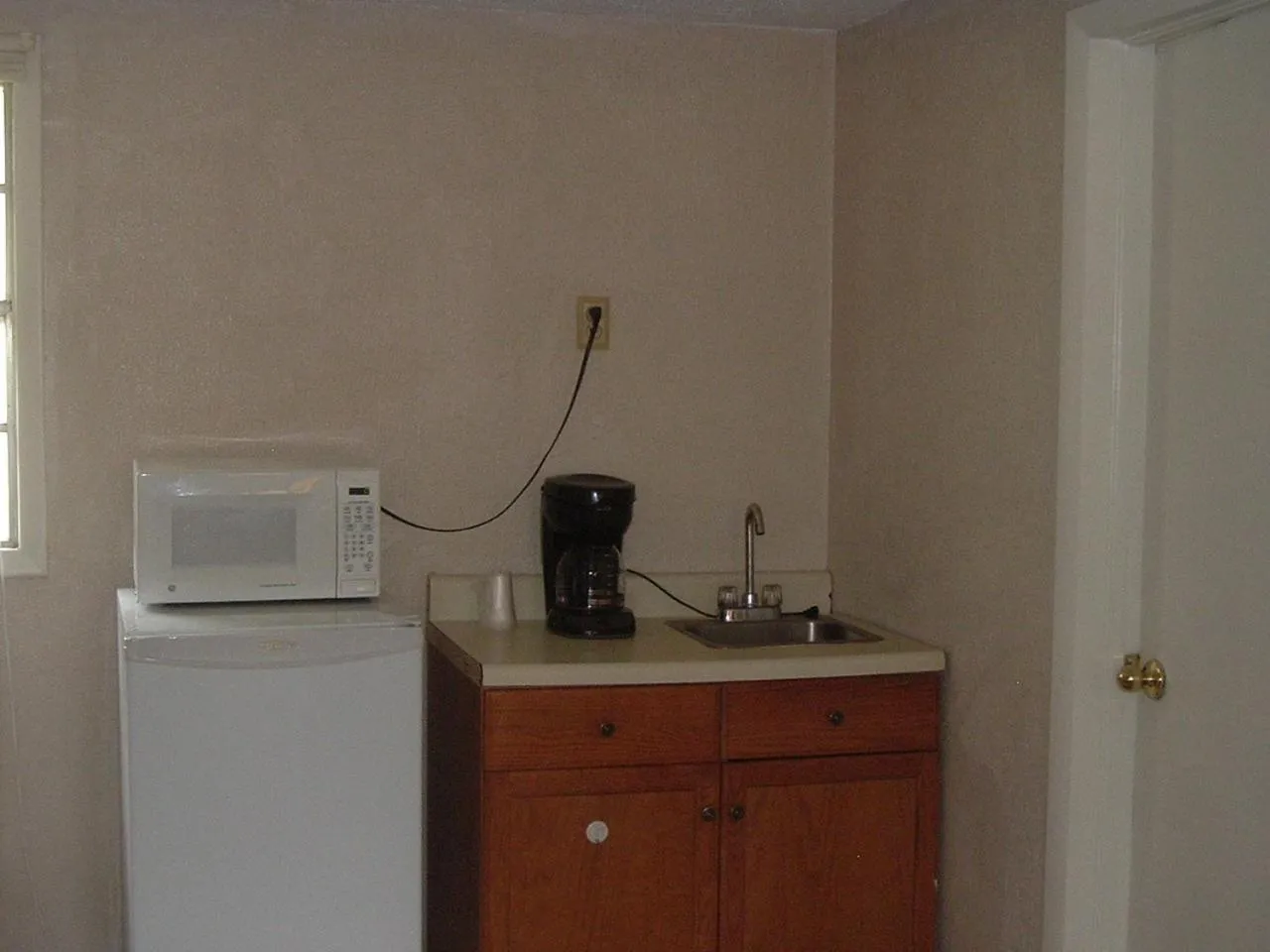 Coffee/tea facilities in Fels Three Crown Motel