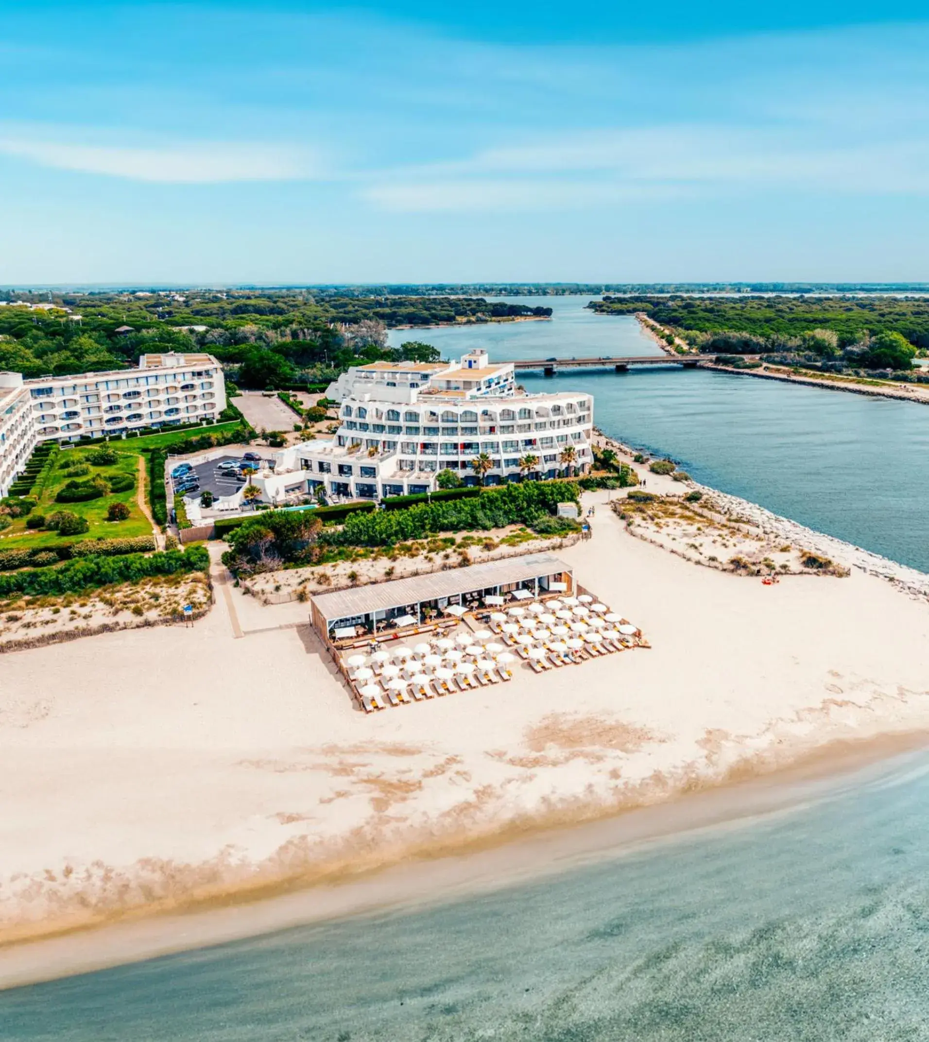 Property building in Hôtel La Plage 5 étoiles La Grande Motte Property building in Hôtel La Plage 5 étoiles La Grande Motte