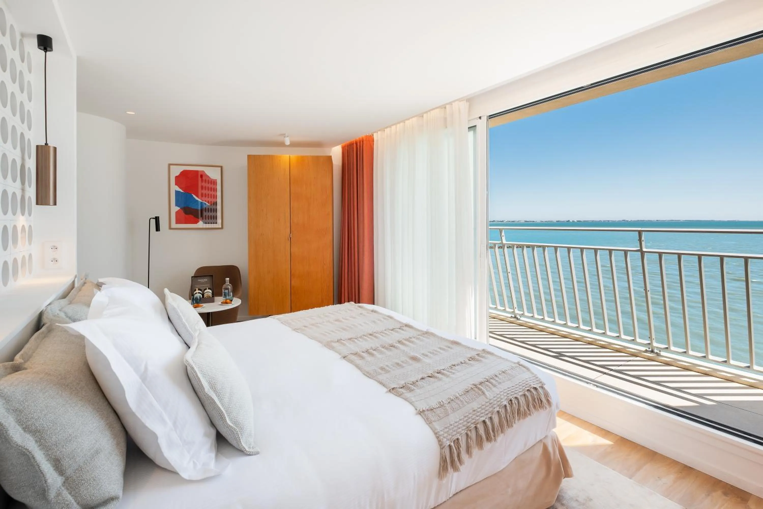 Balcony/Terrace, Bed in Hôtel La Plage 5 étoiles La Grande Motte