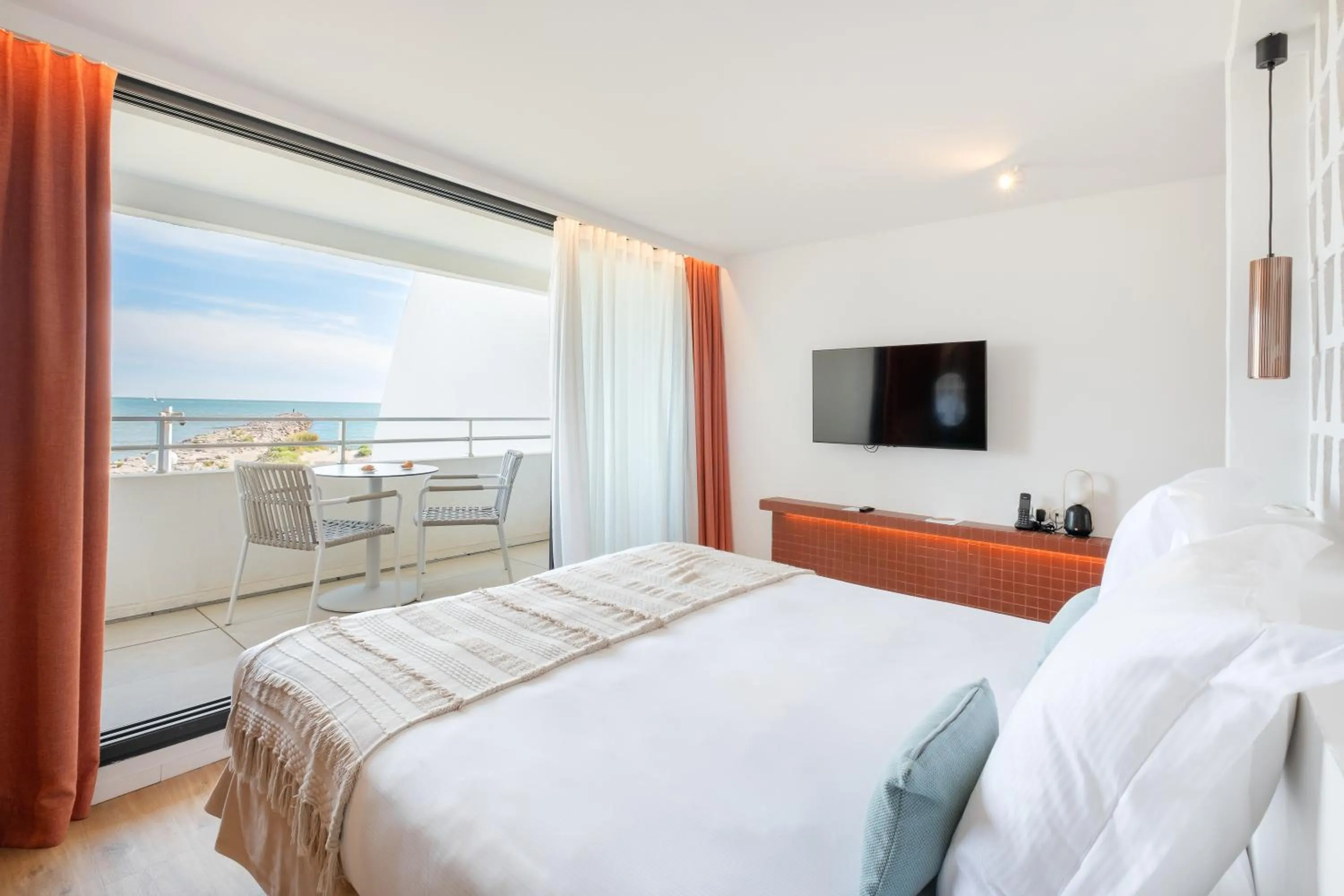 Bedroom, Bed in Hôtel La Plage 5 étoiles La Grande Motte