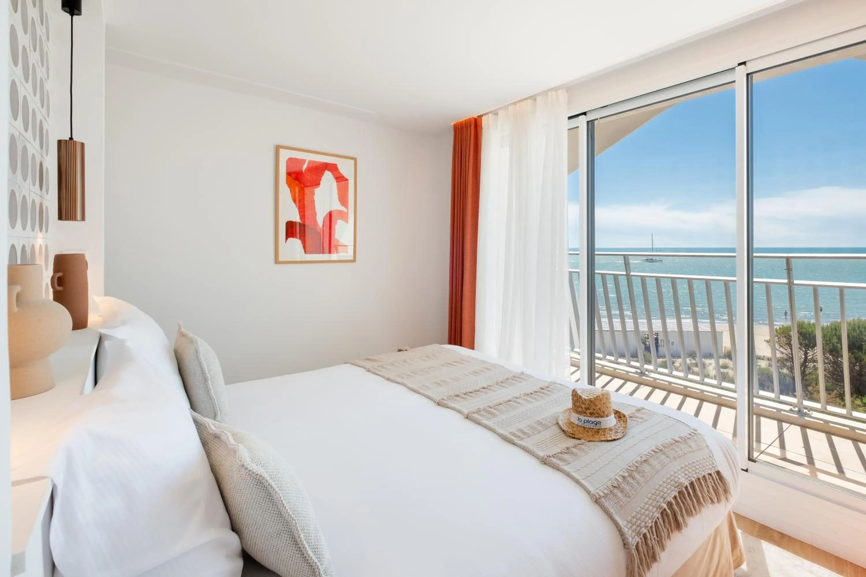 Bedroom, Bed in Hôtel La Plage 5 étoiles La Grande Motte