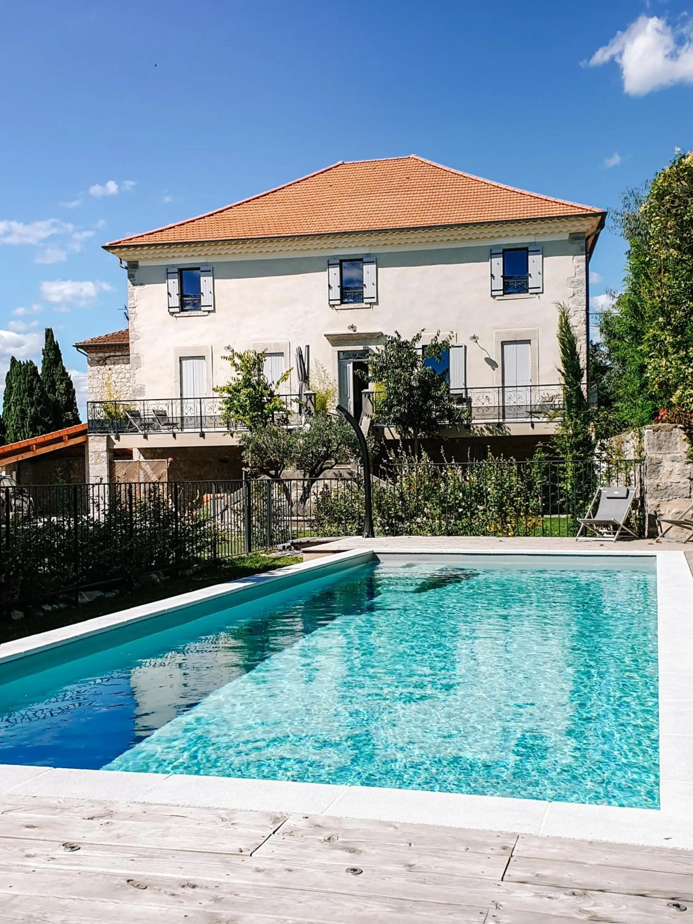 Pool view in Clos Olivier de Serres