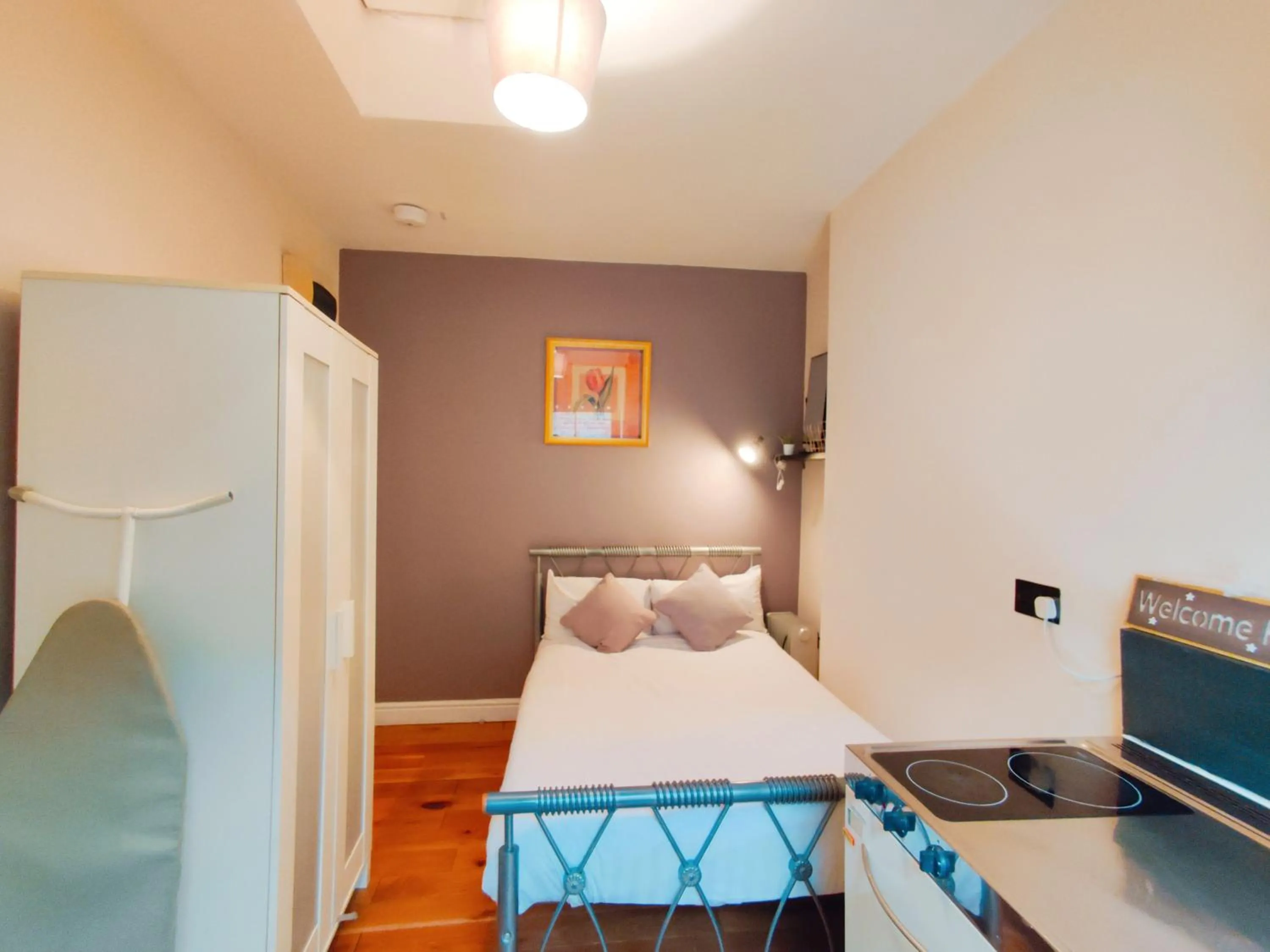 Bedroom, Bed in White's Row Resident