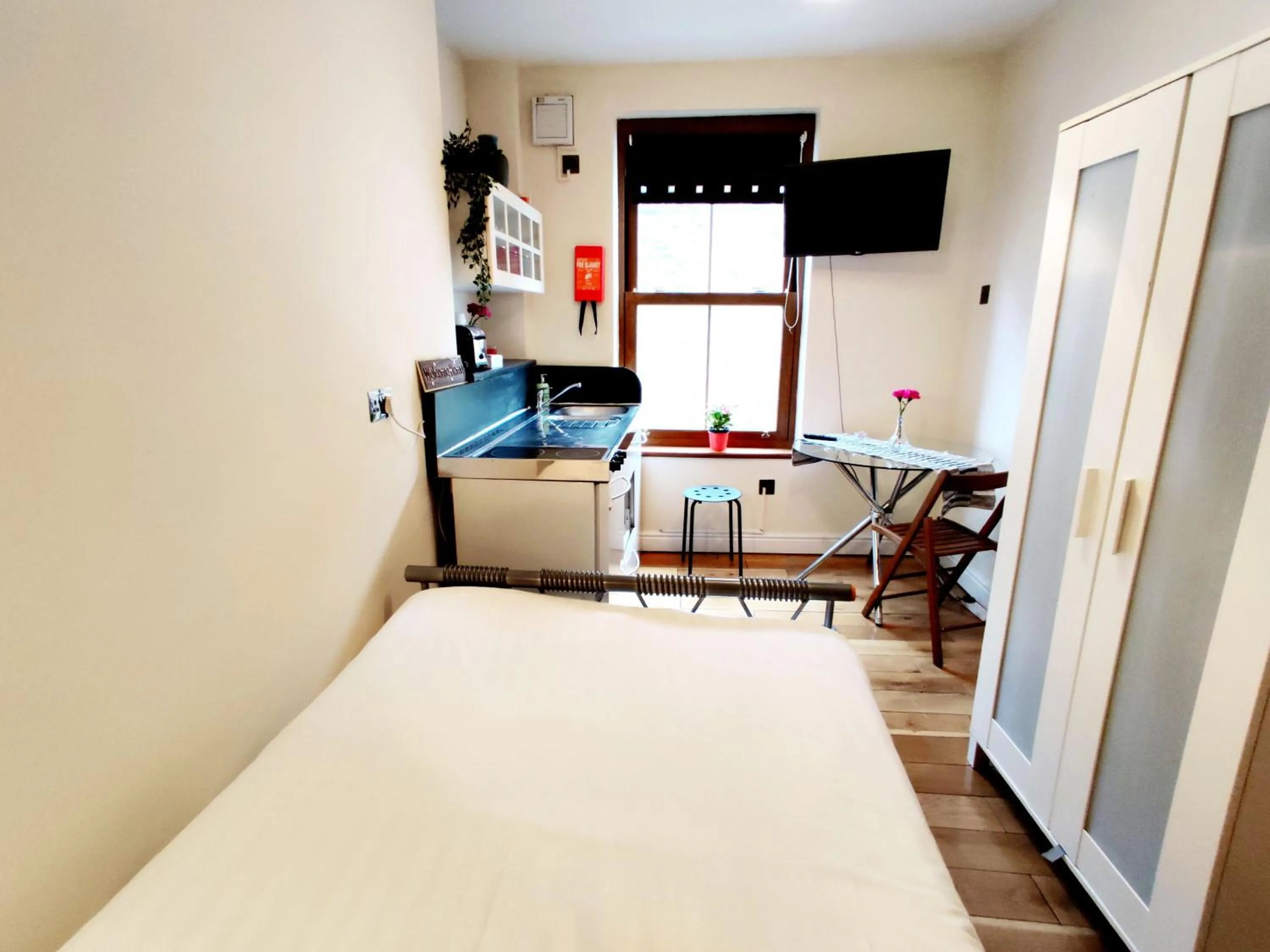 Kitchen or kitchenette, Bed in White's Row Resident