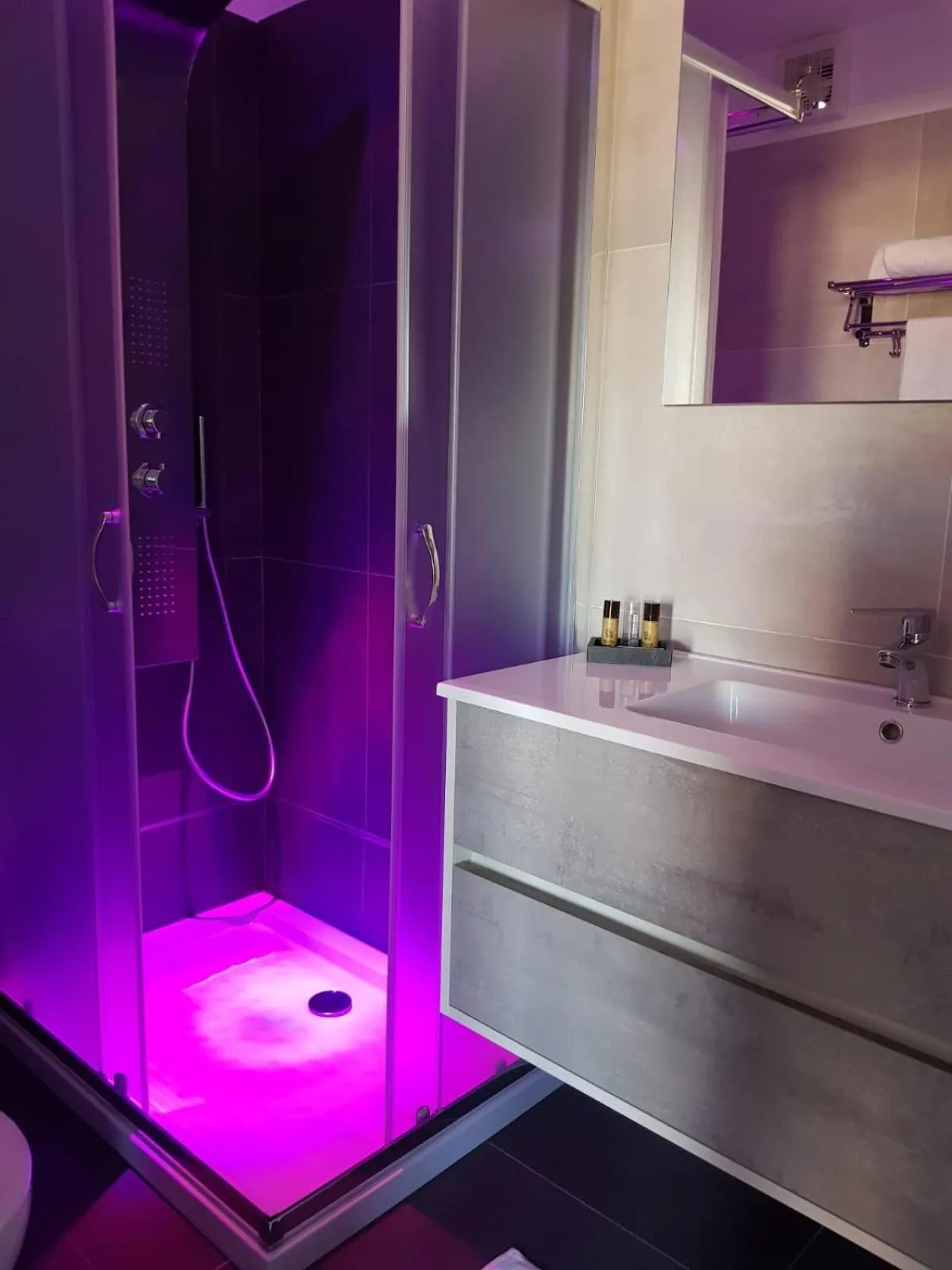 Shower in B&B Golden House & spa