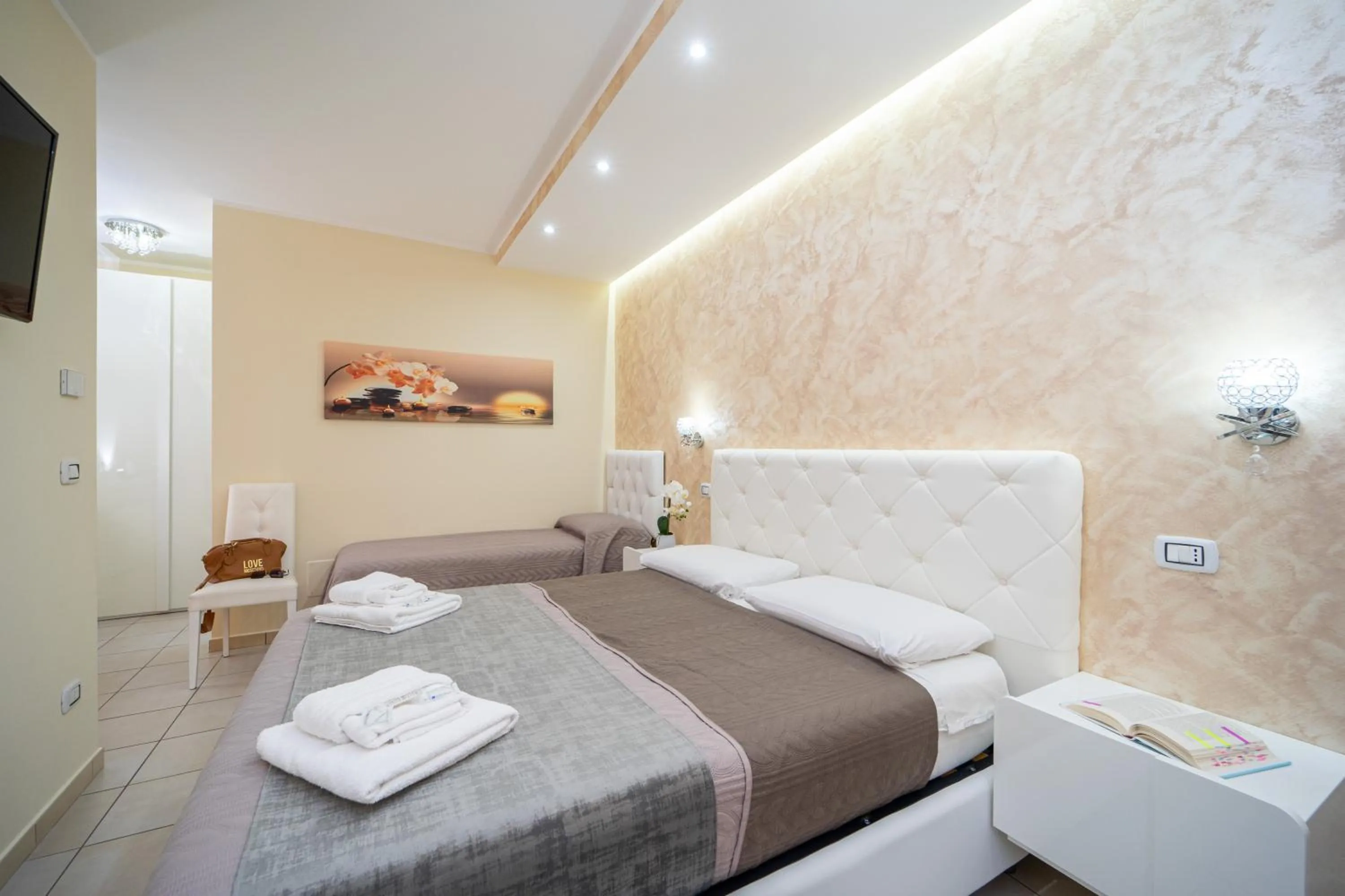 Bed in B&B Golden House & spa