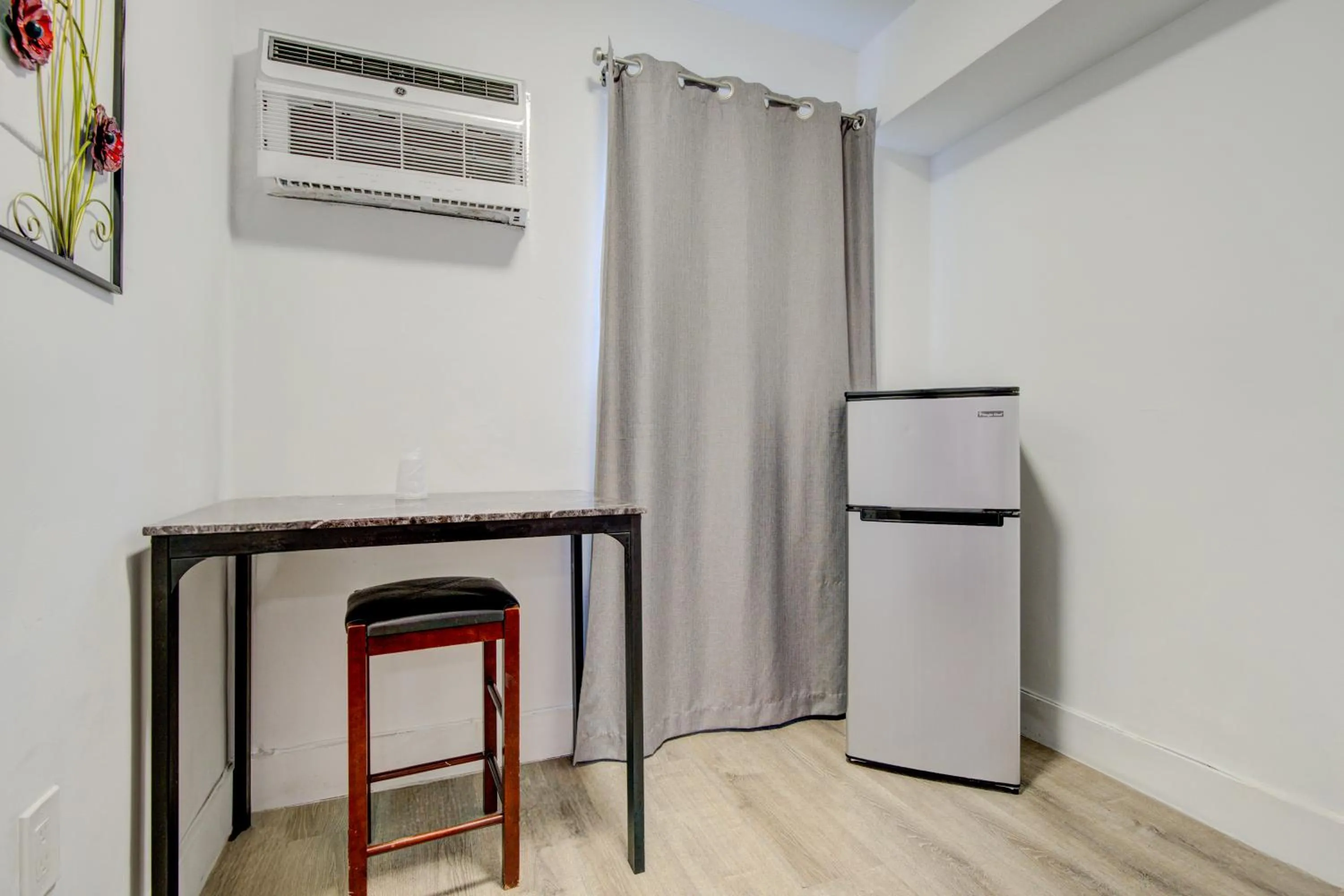 Bedroom in Leeward Motel By Capital O North Miami Beachside