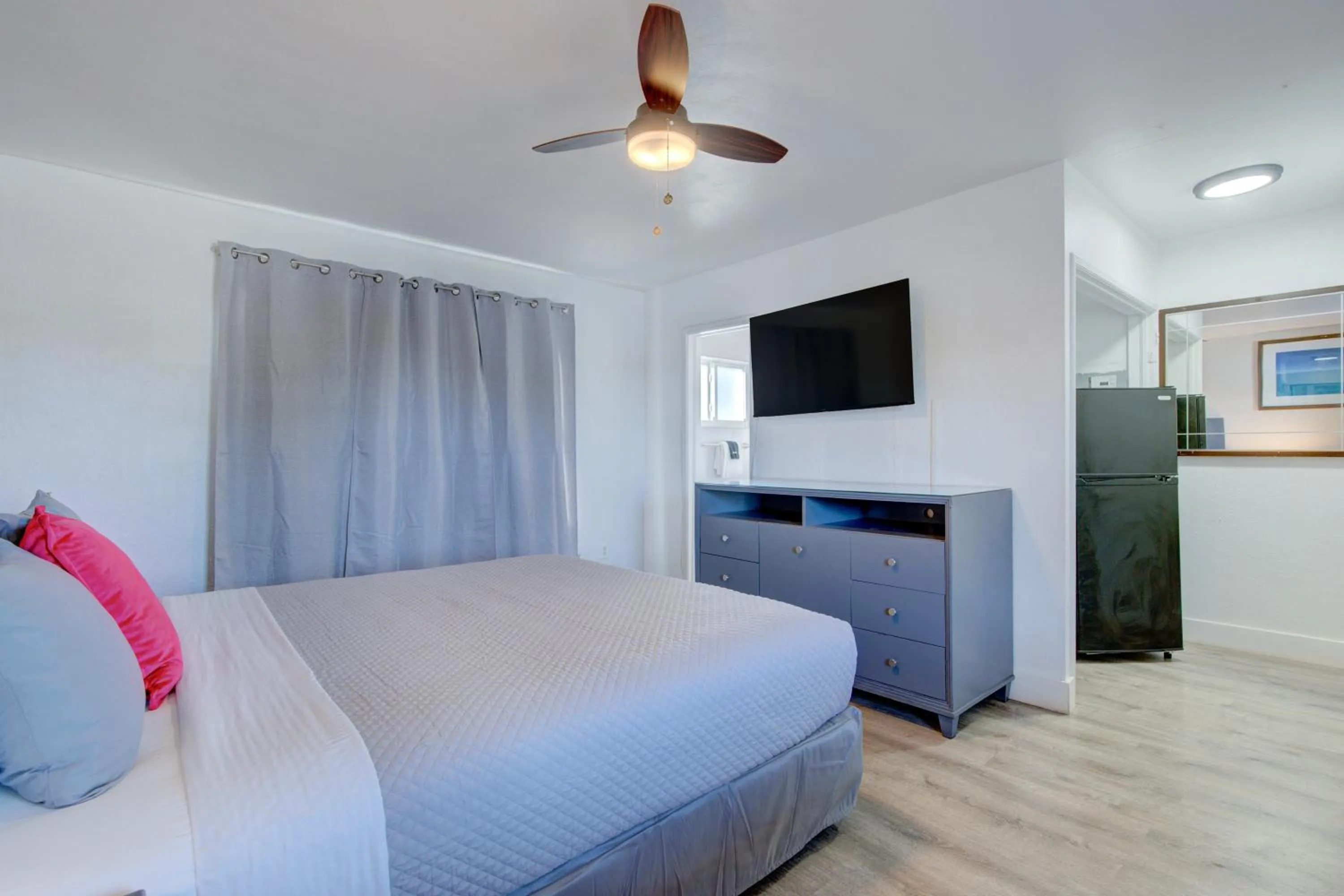 Bedroom, Bed in Leeward Motel By Capital O North Miami Beachside