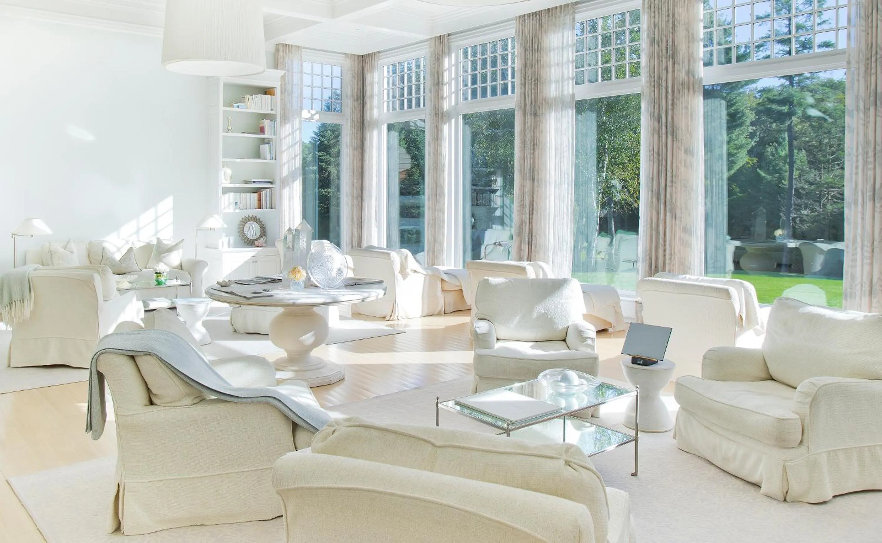 Communal lounge/ TV room in The Mayflower Inn & Spa, Auberge Collection