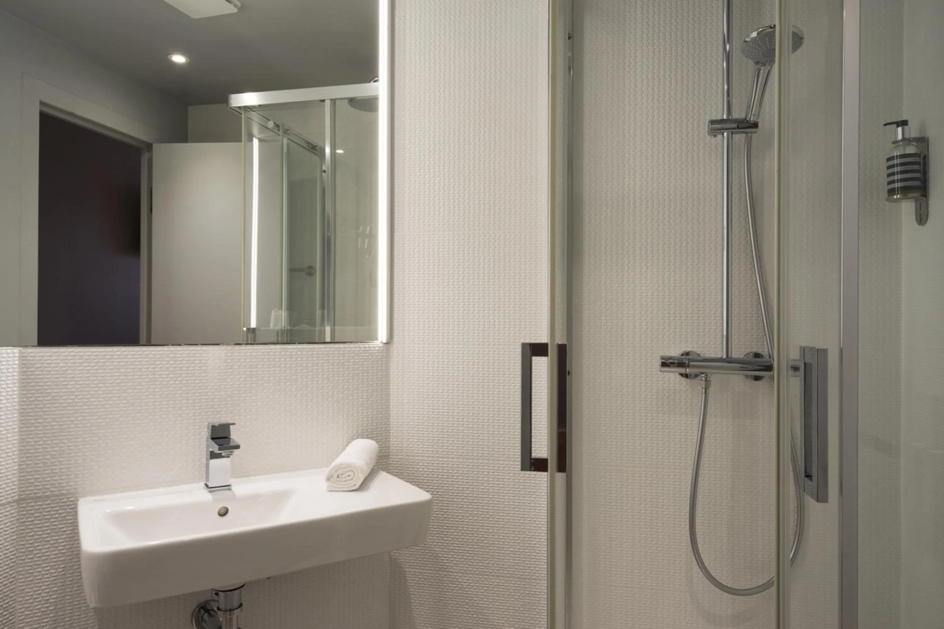 Bathroom in Brit Hotel Codalysa Marne la Vallée - Torcy