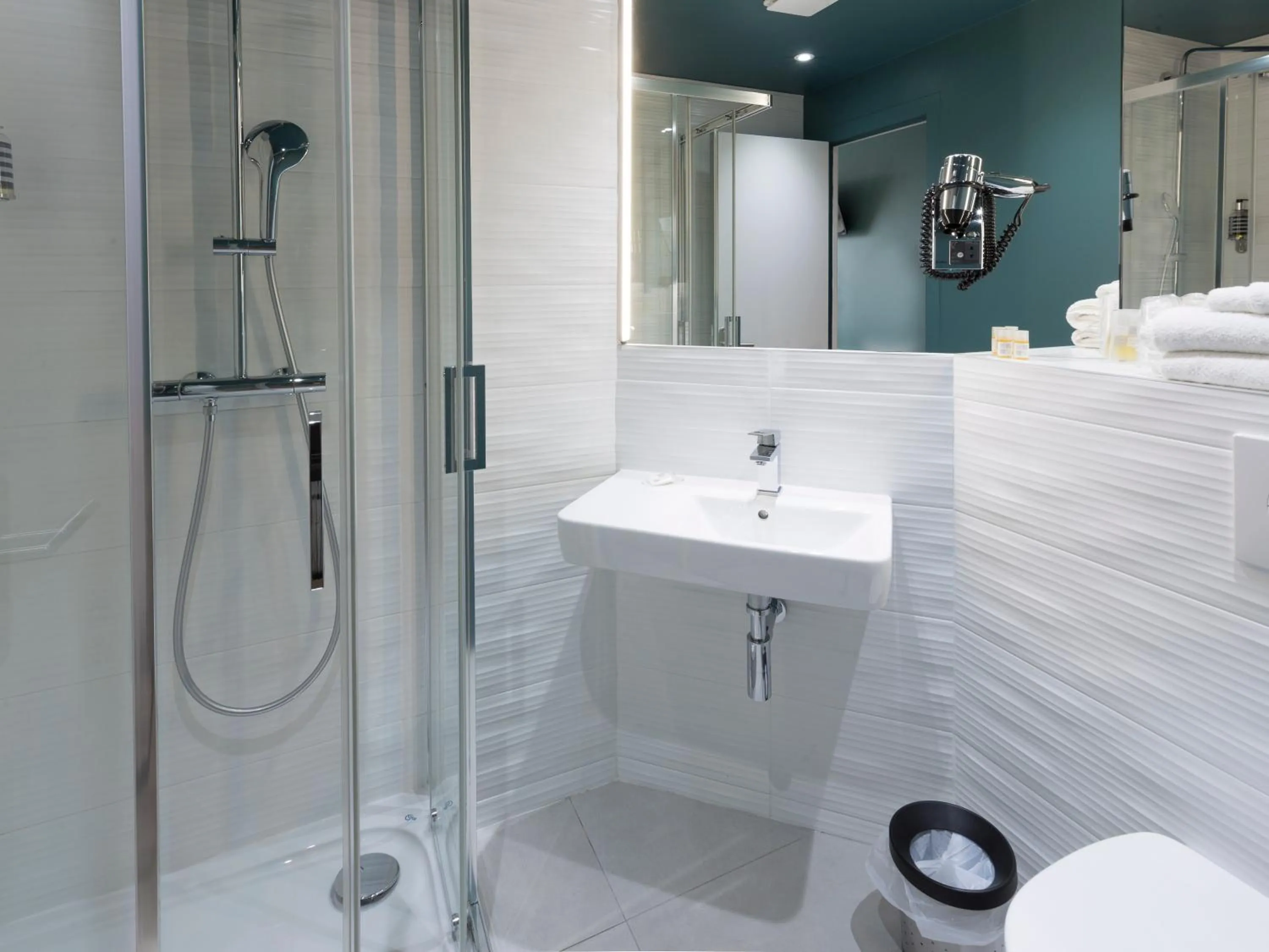 Toilet in Brit Hotel Codalysa Marne la Vallée - Torcy