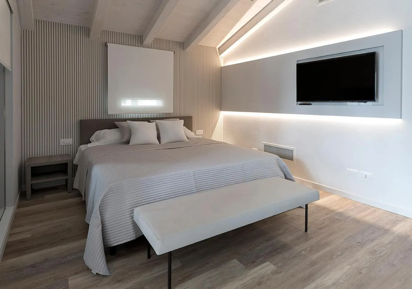 Communal lounge/ TV room, Bed in Viola Relais