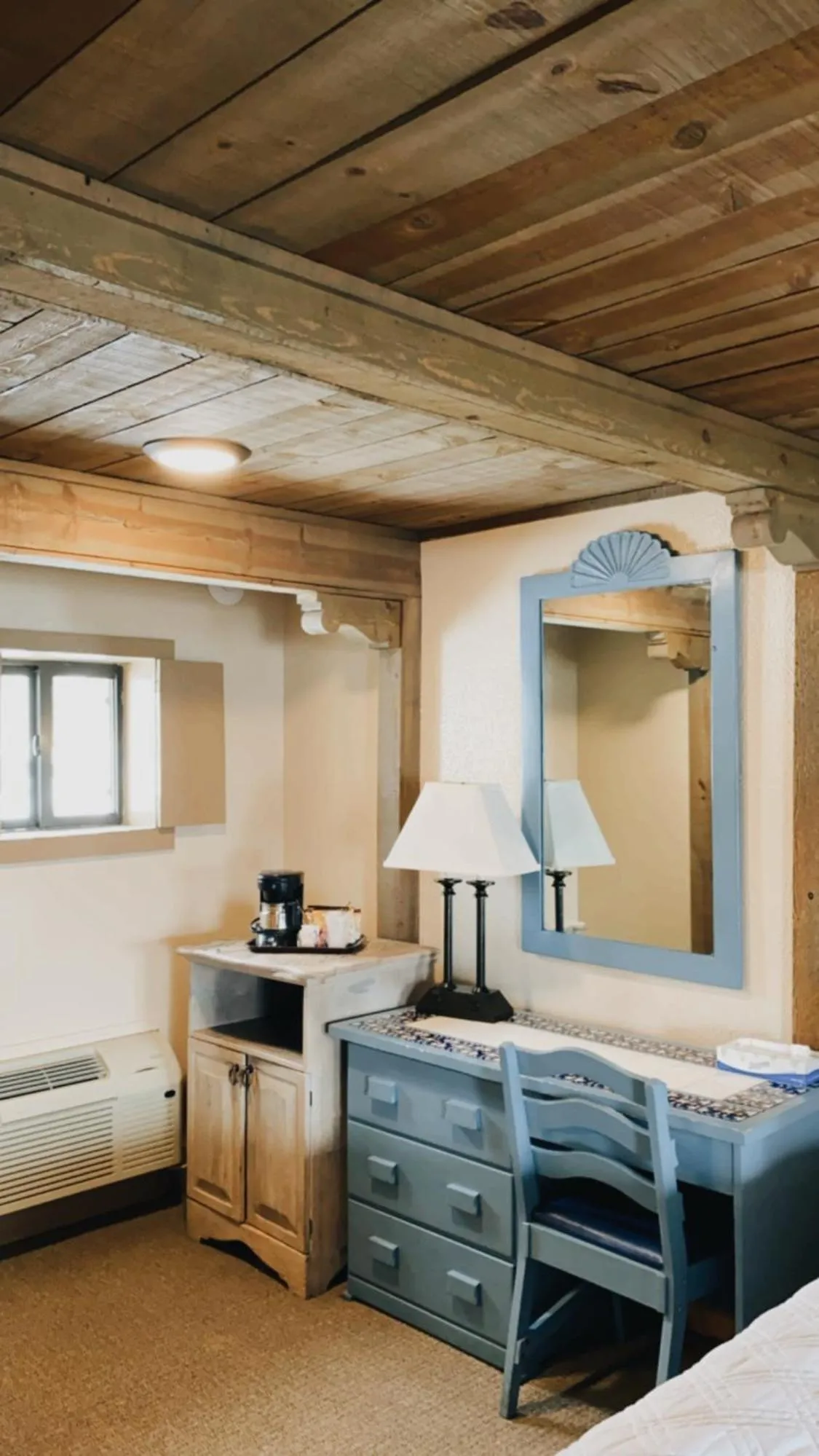 Seating area, Bed in Chama Trails Motel