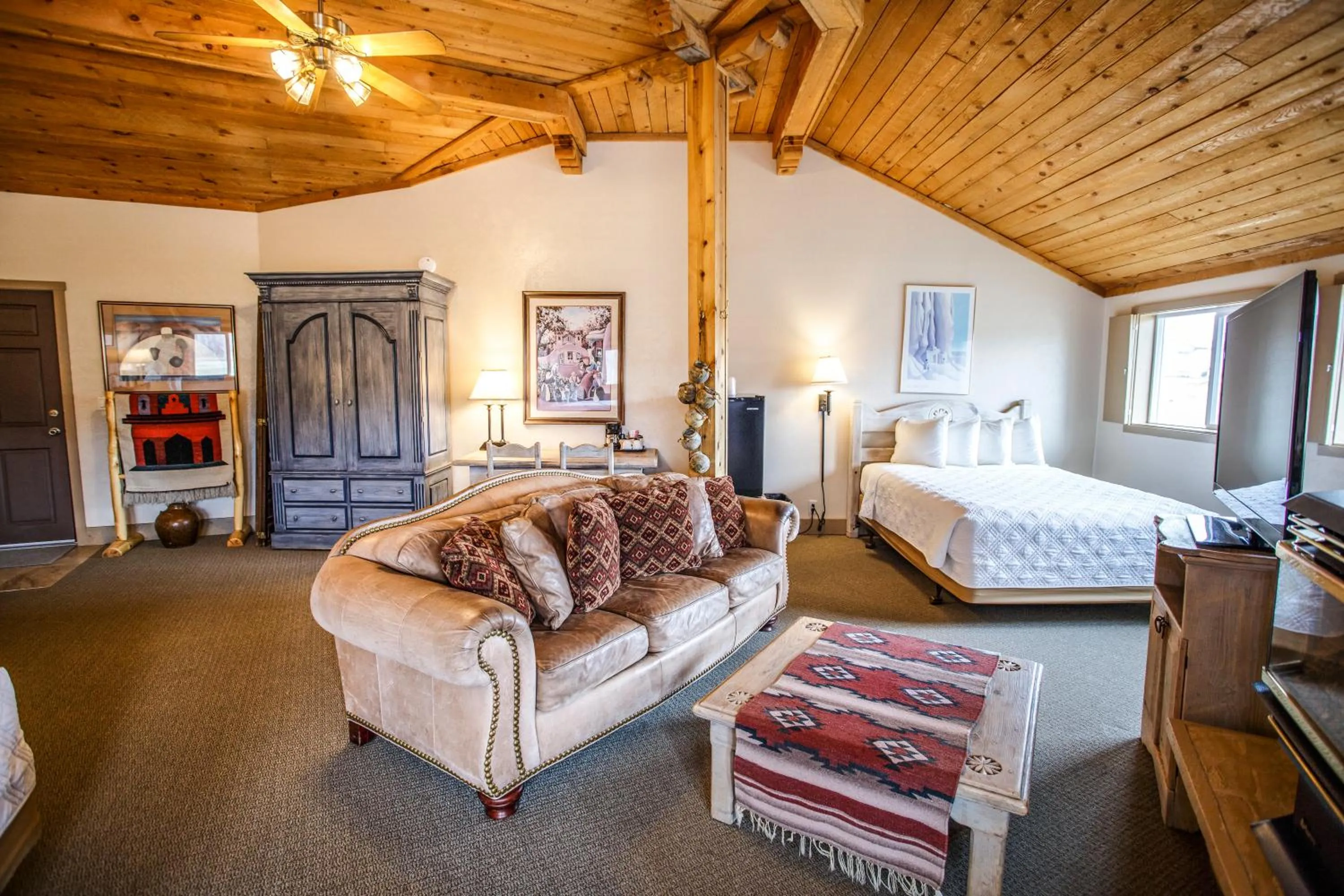 Seating area, Bed in Chama Trails Motel