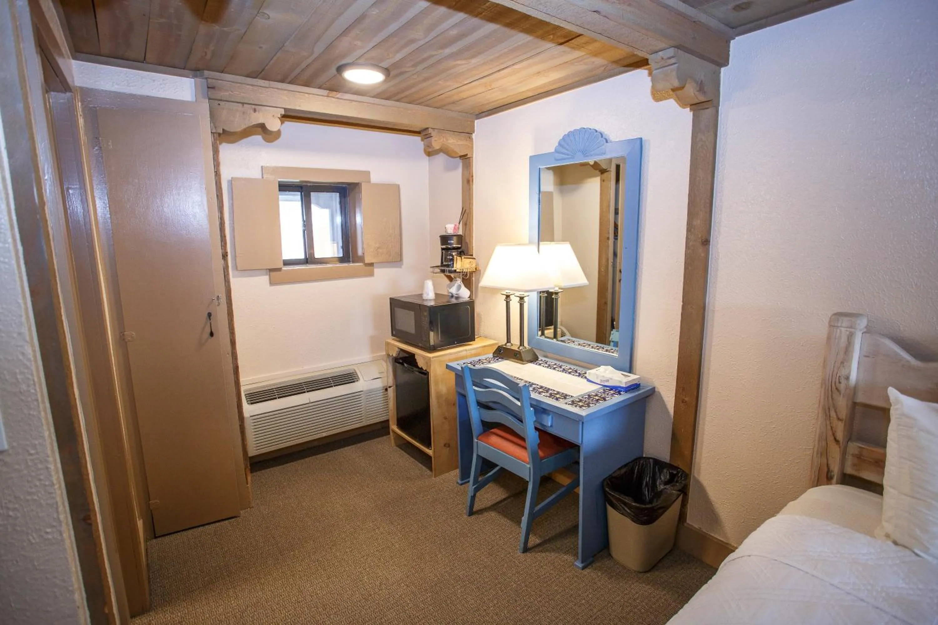 Seating area, Bed in Chama Trails Motel