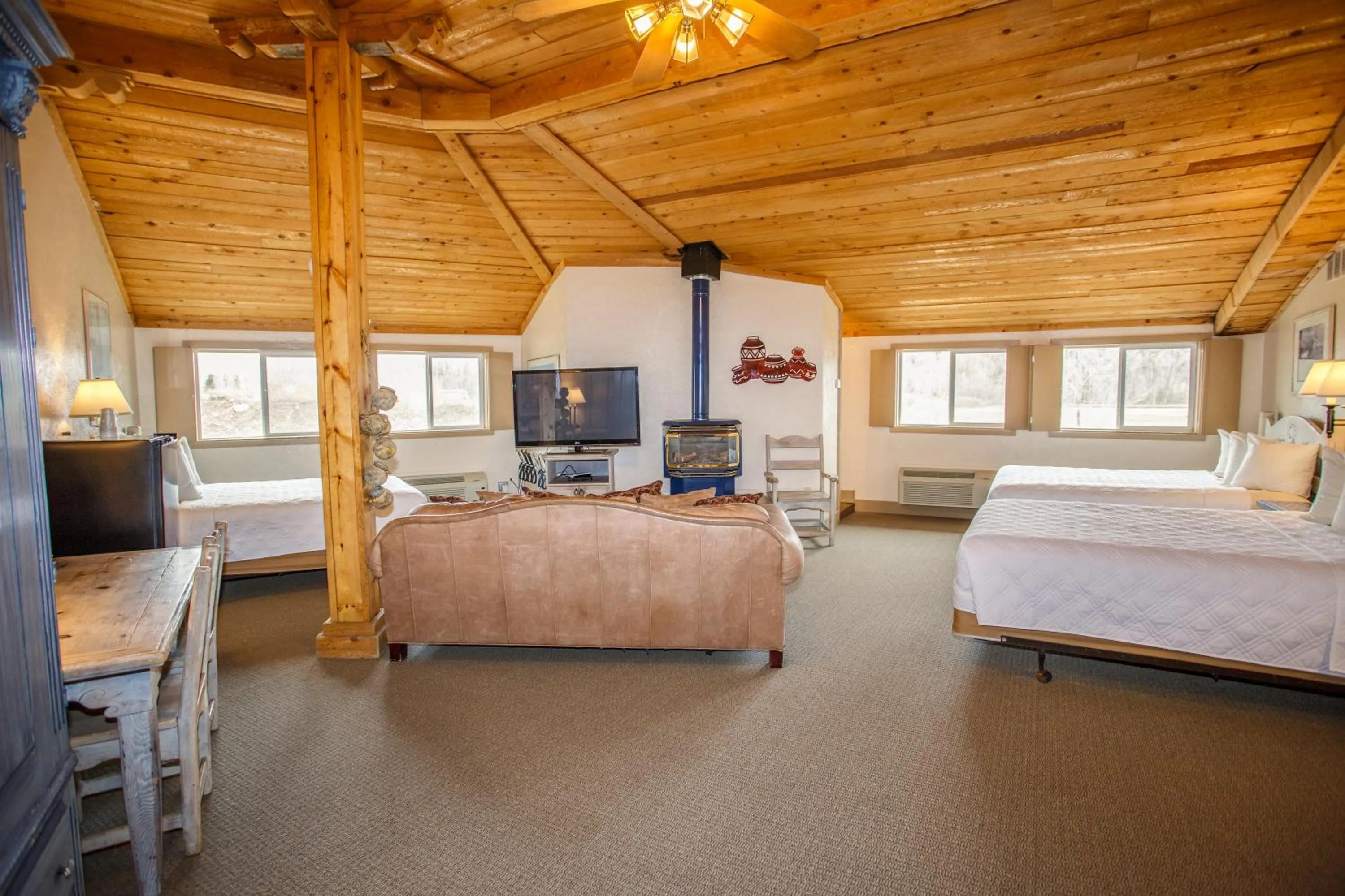 Photo of the whole room, Bed in Chama Trails Motel