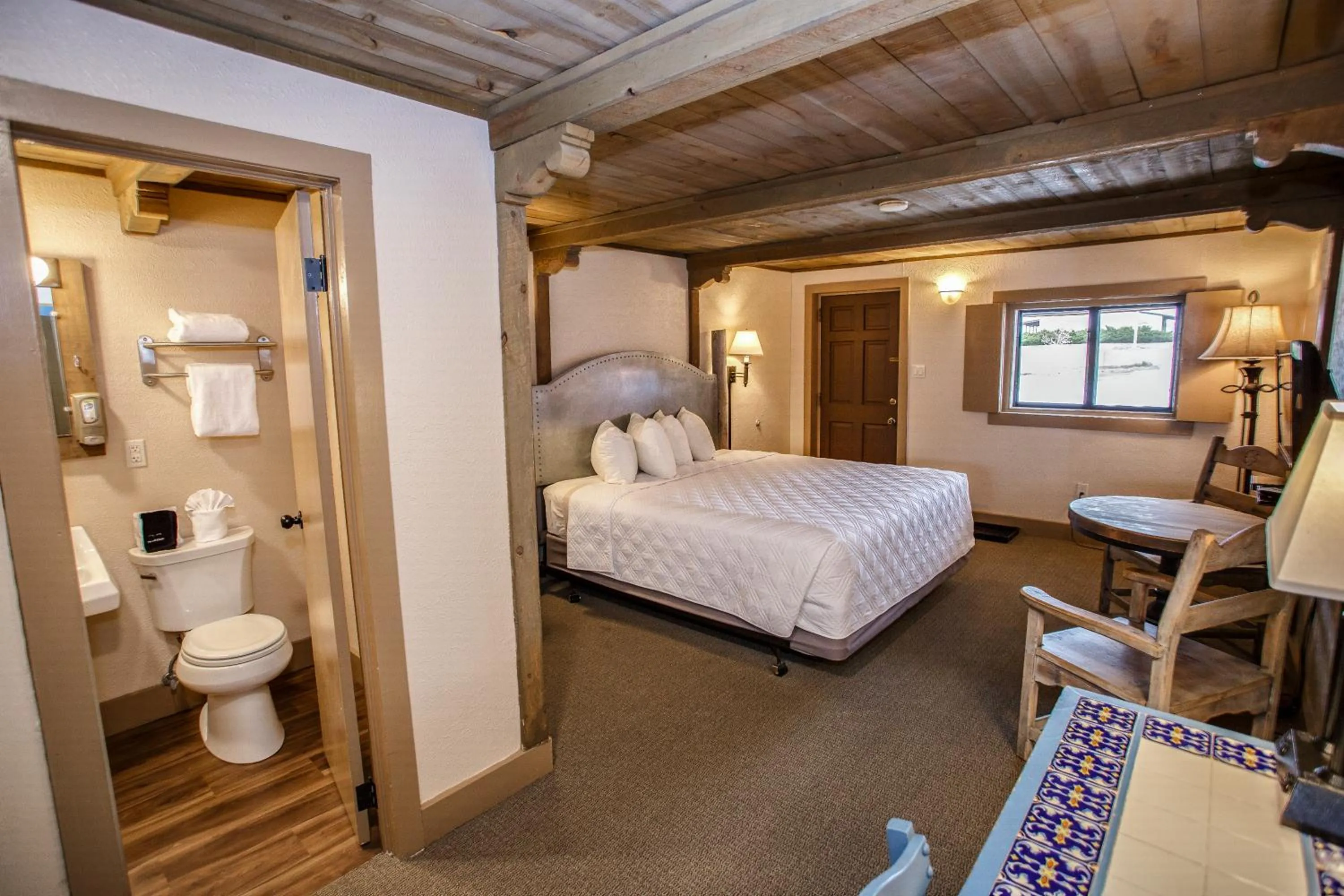 Photo of the whole room, Bed in Chama Trails Motel